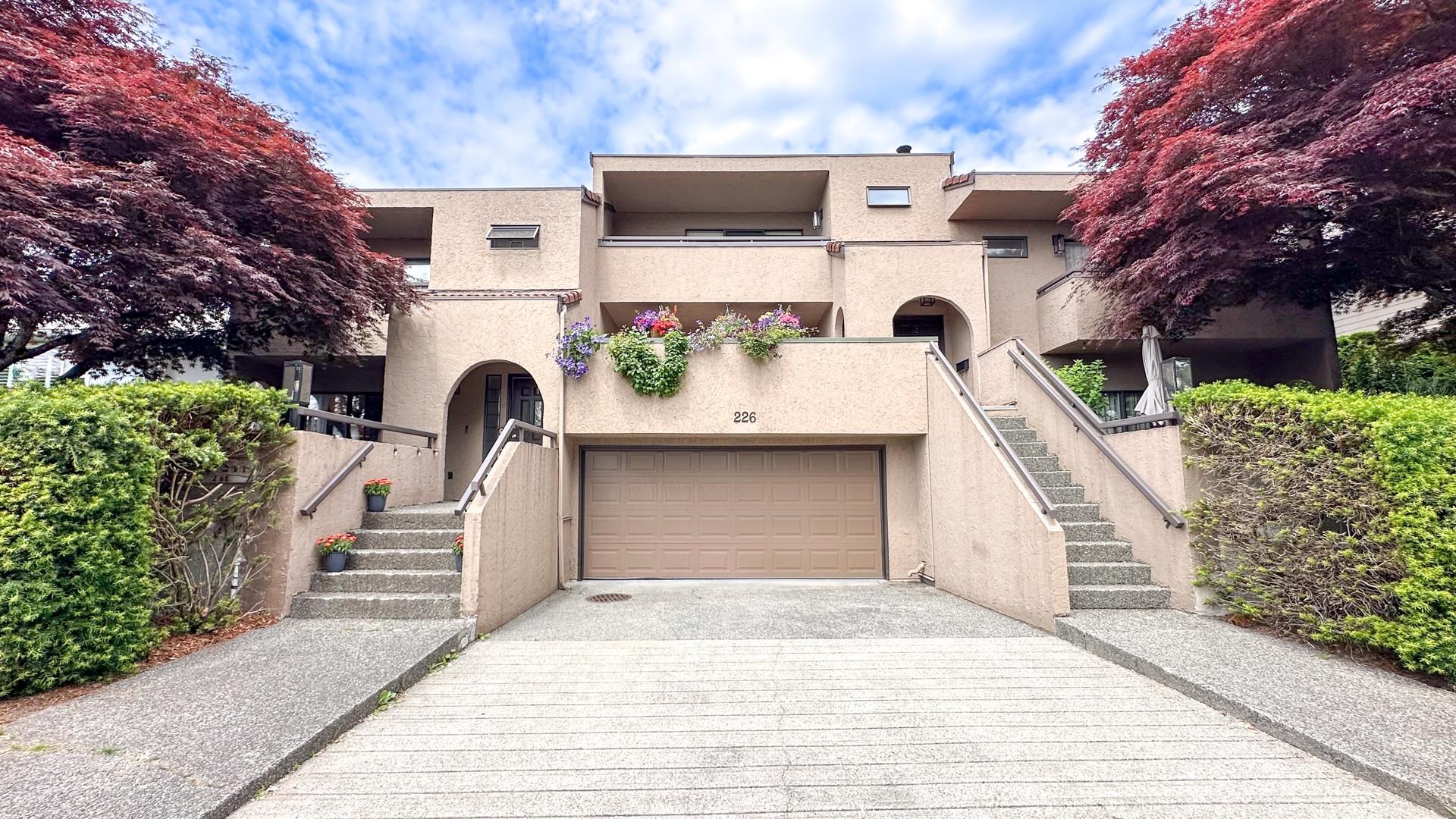 1 226 E 10 STREET Unit: 1
