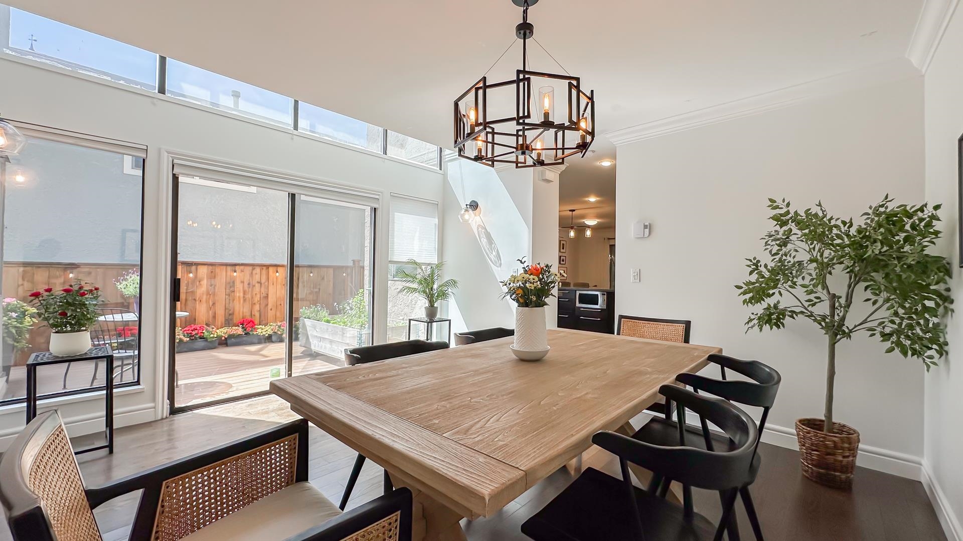 1 226 E 10 STREET Unit: 1