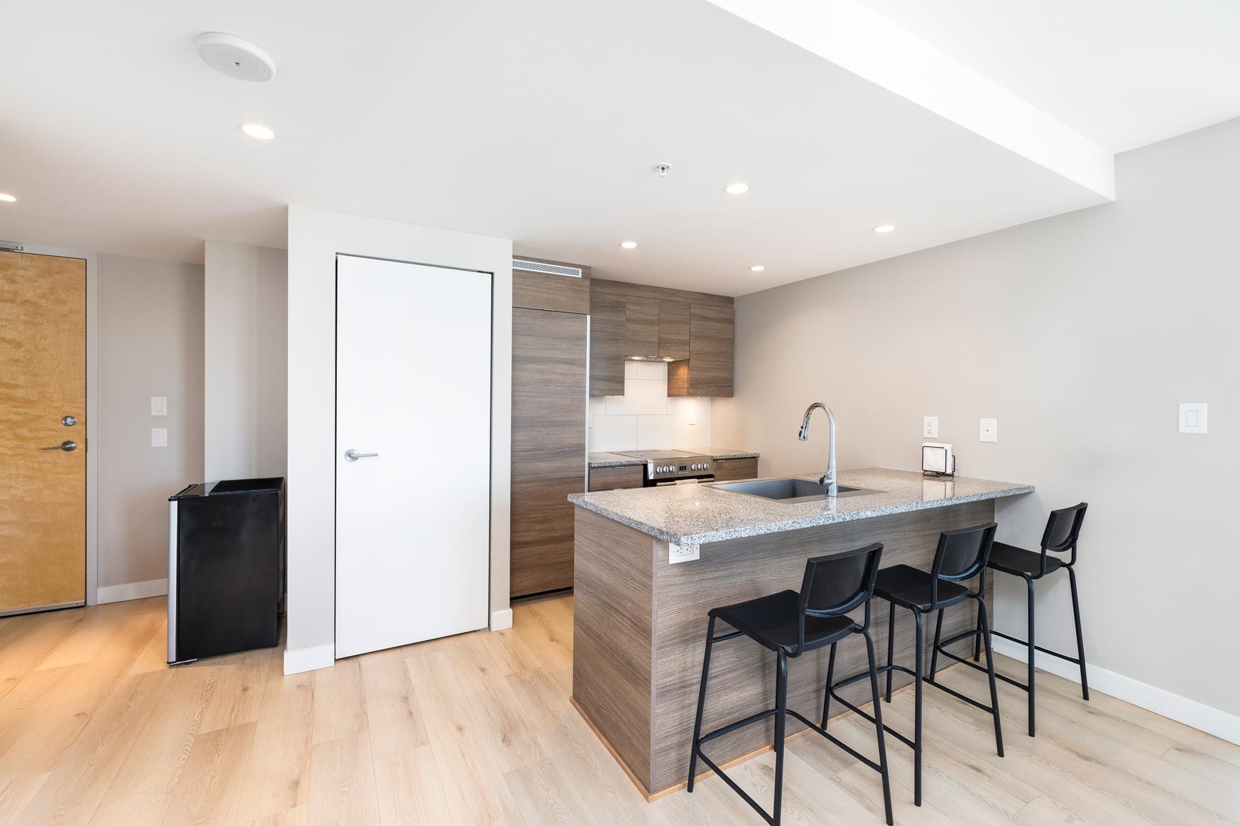 1606 489 INTERURBAN WAY Unit: 1606