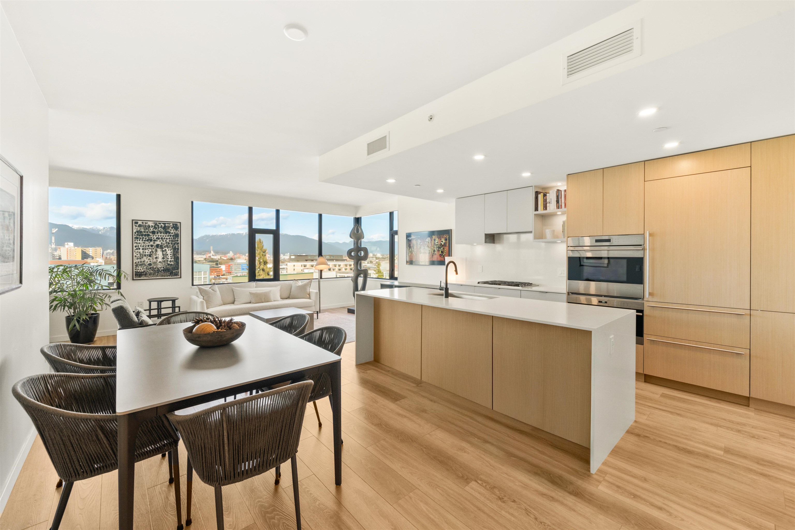 709 210 E 5TH AVENUE Unit: 709