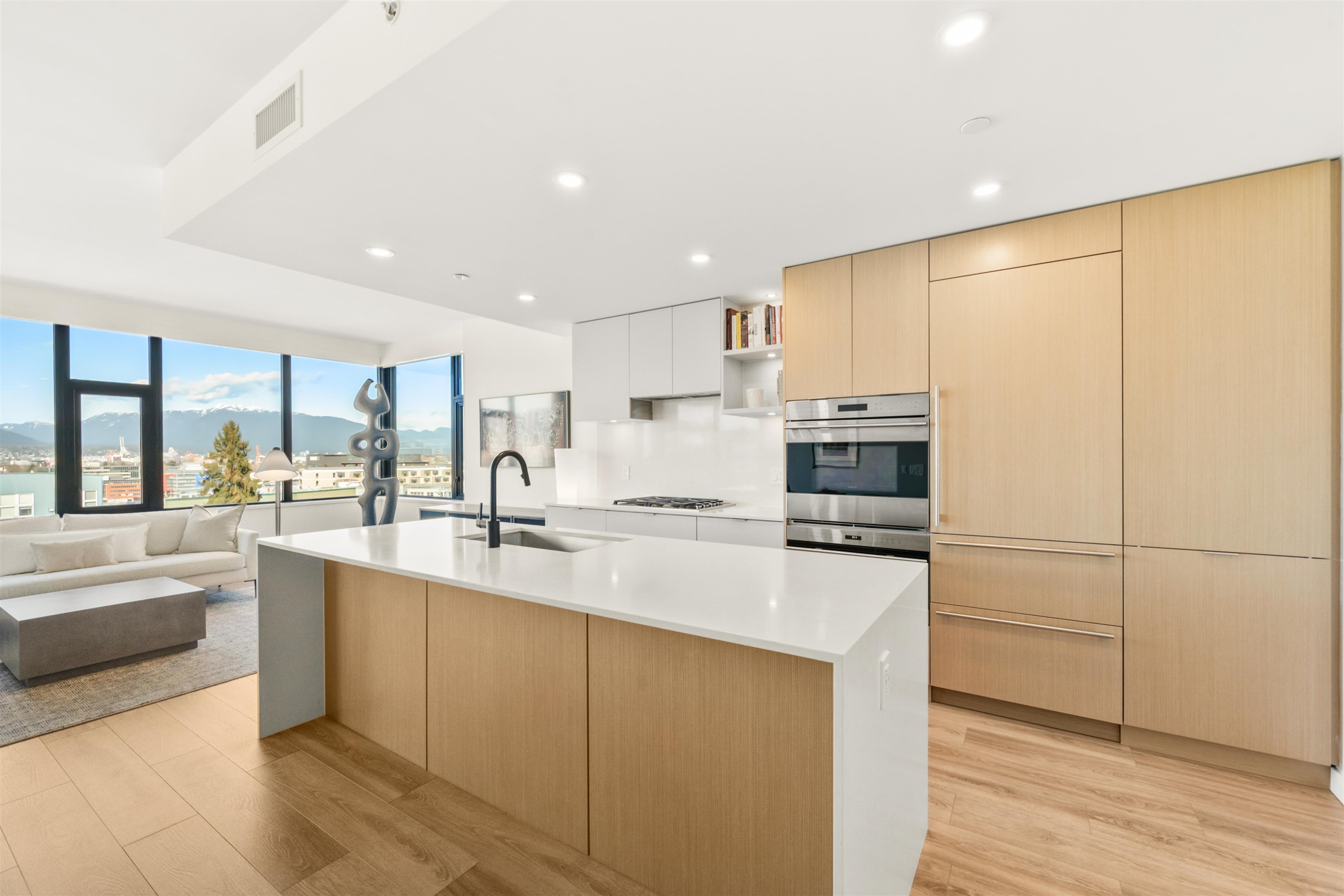 709 210 E 5TH AVENUE Unit: 709