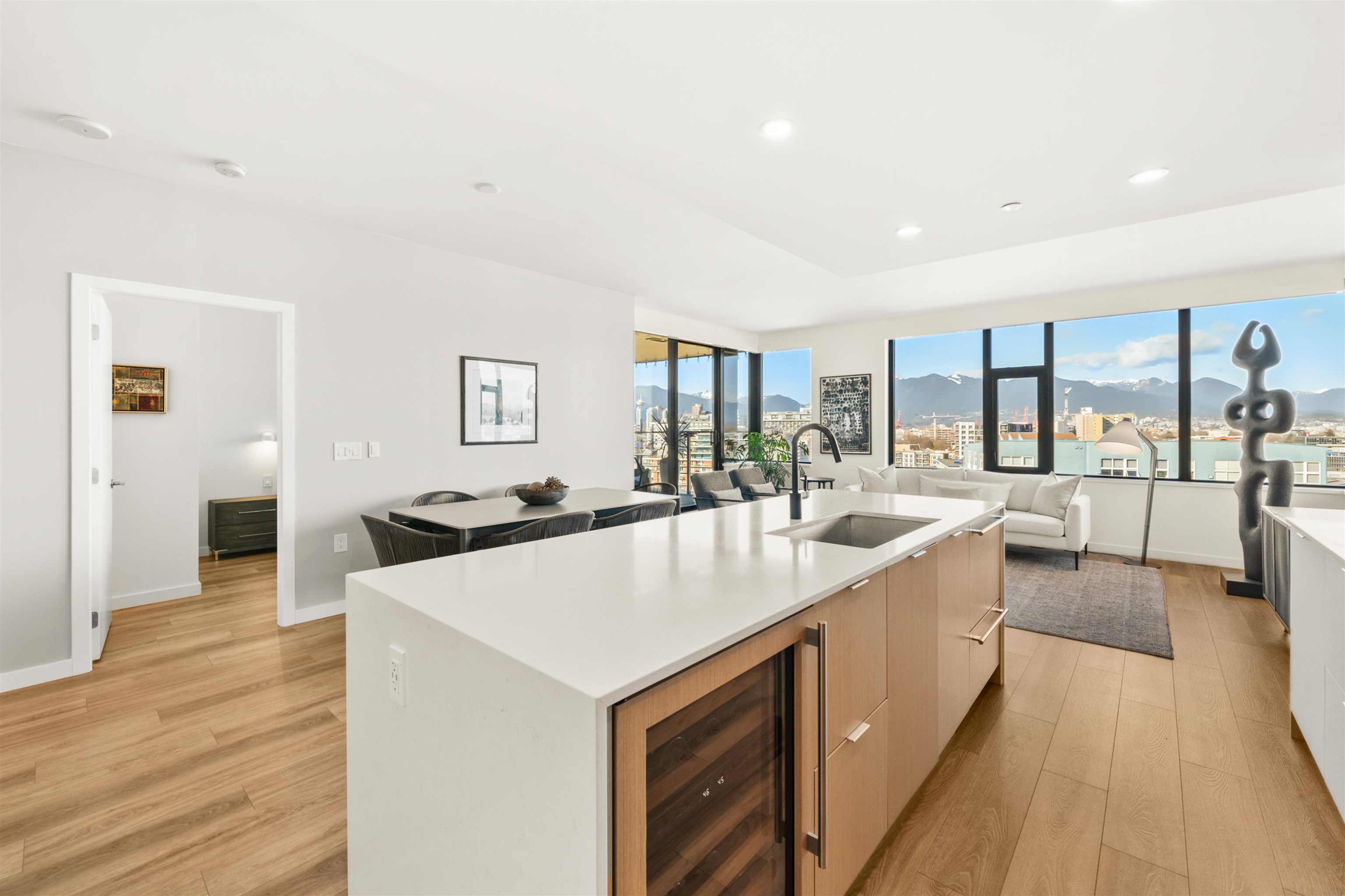 709 210 E 5TH AVENUE Unit: 709