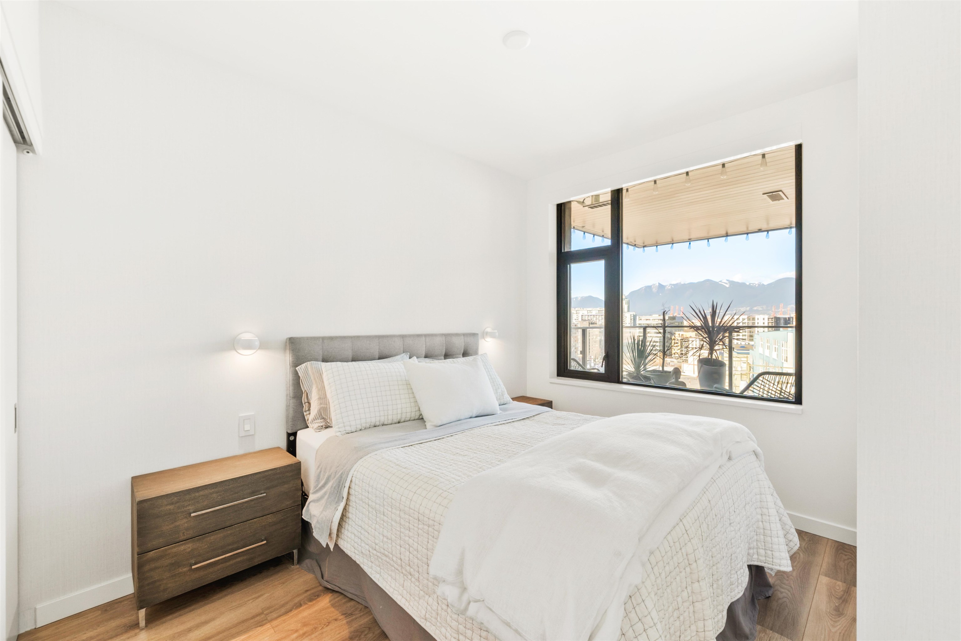 709 210 E 5TH AVENUE Unit: 709