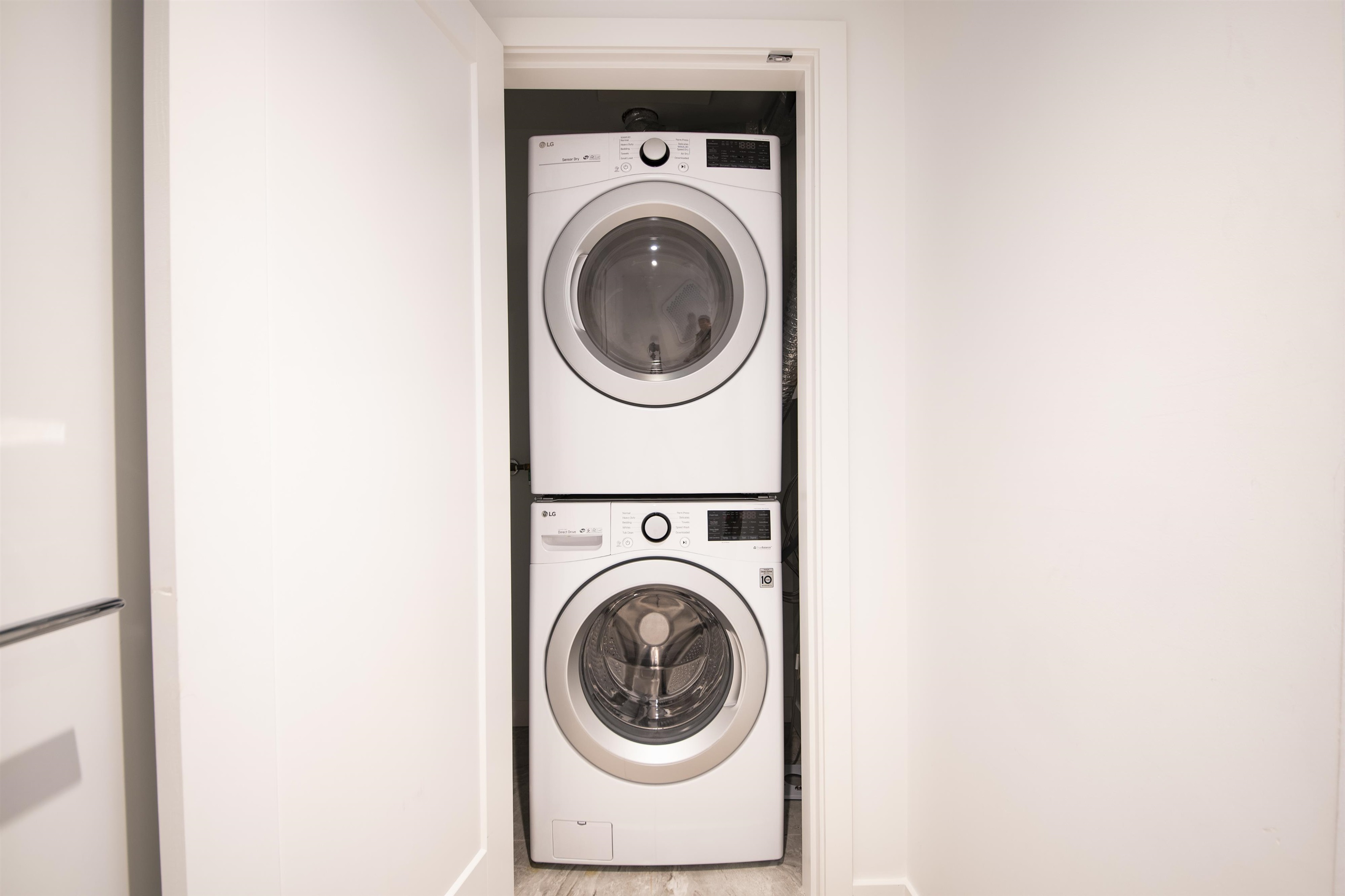 903 2288 ALPHA AVENUE Unit: 903