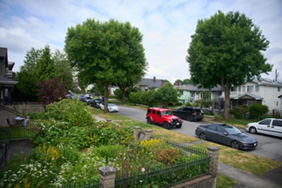 4240 DUNDAS STREET