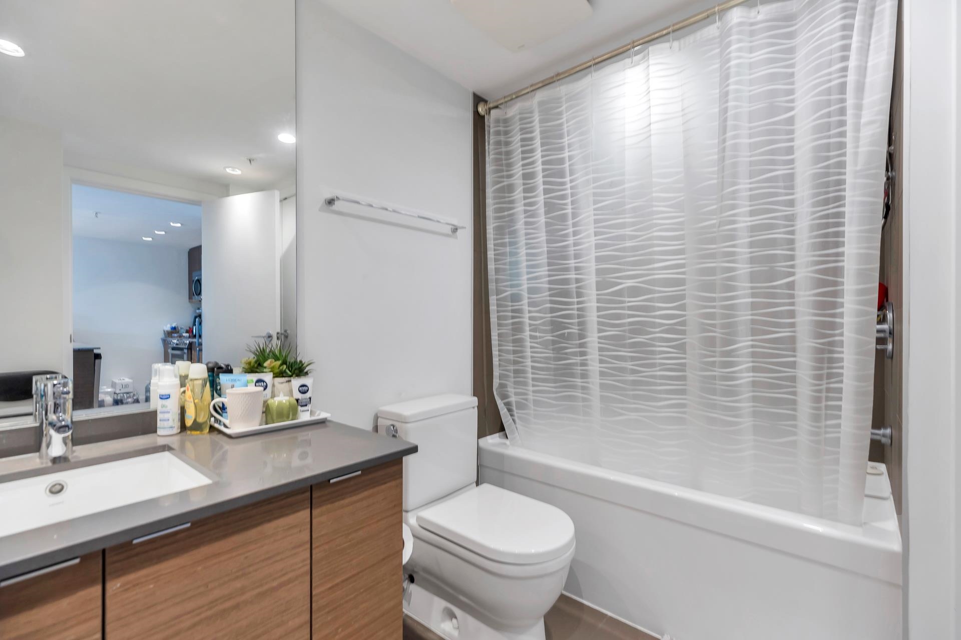 704 135 E 17TH STREET Unit: 704