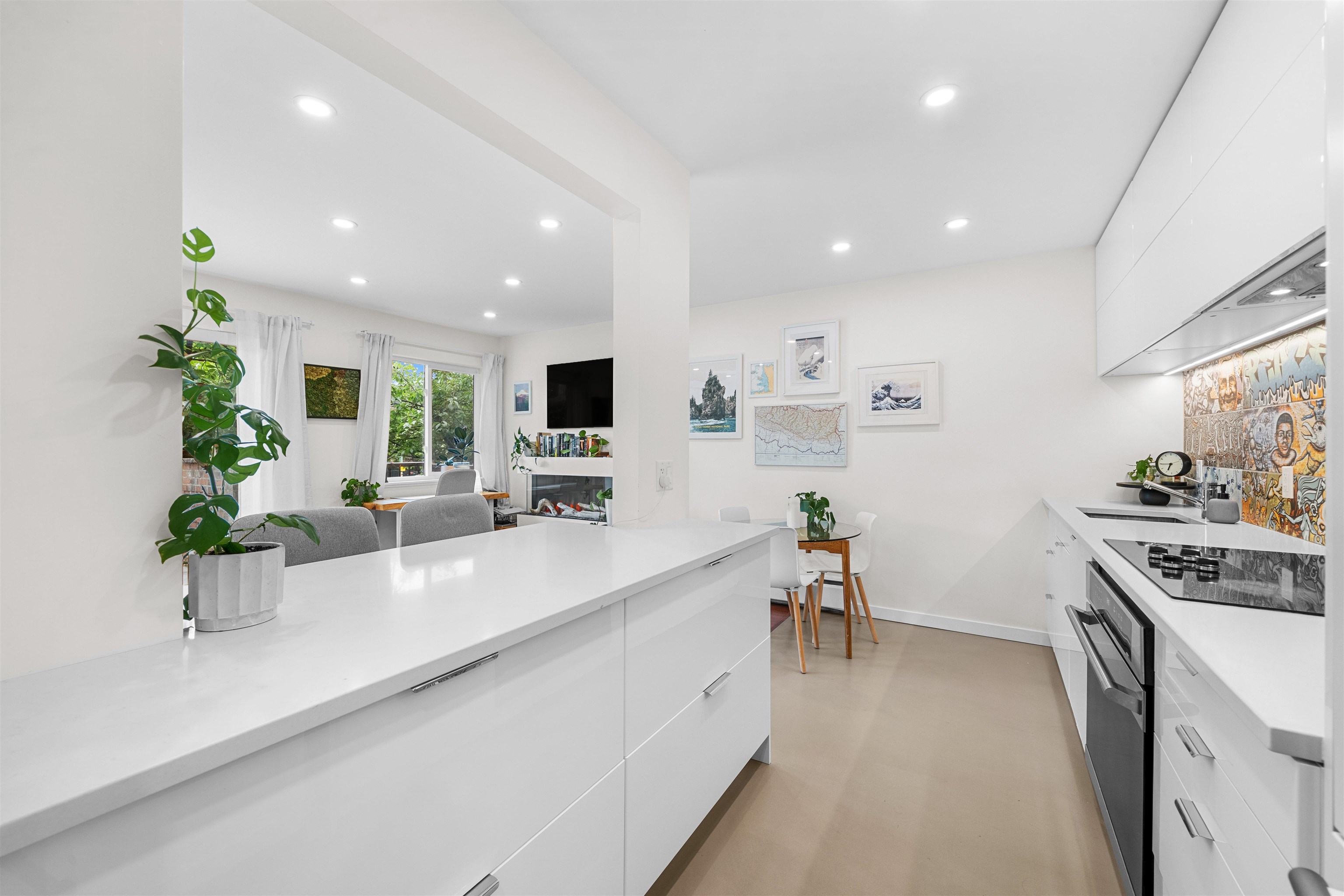 101 241 ST. ANDREWS AVENUE Unit: 101