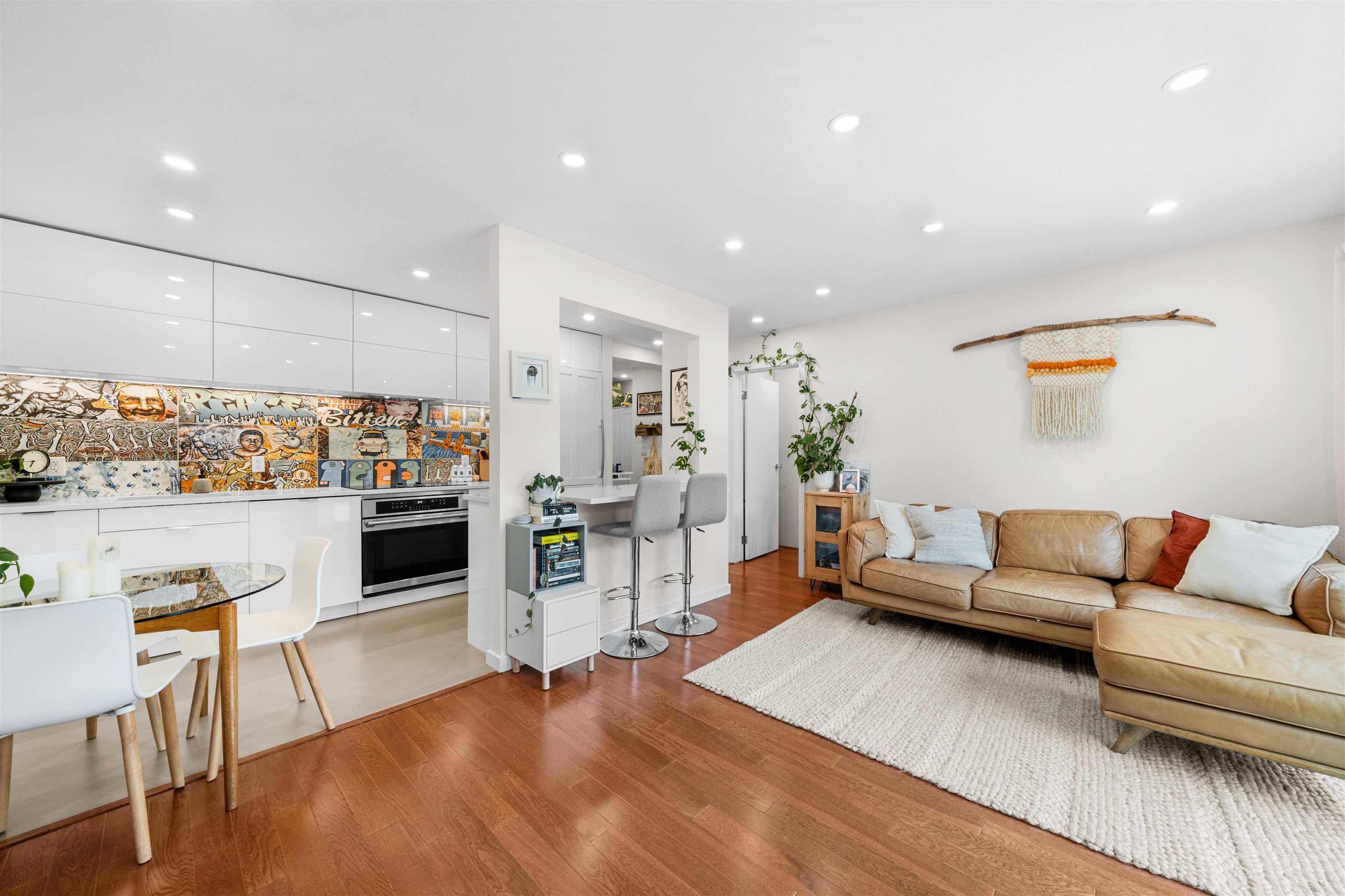 101 241 ST. ANDREWS AVENUE Unit: 101