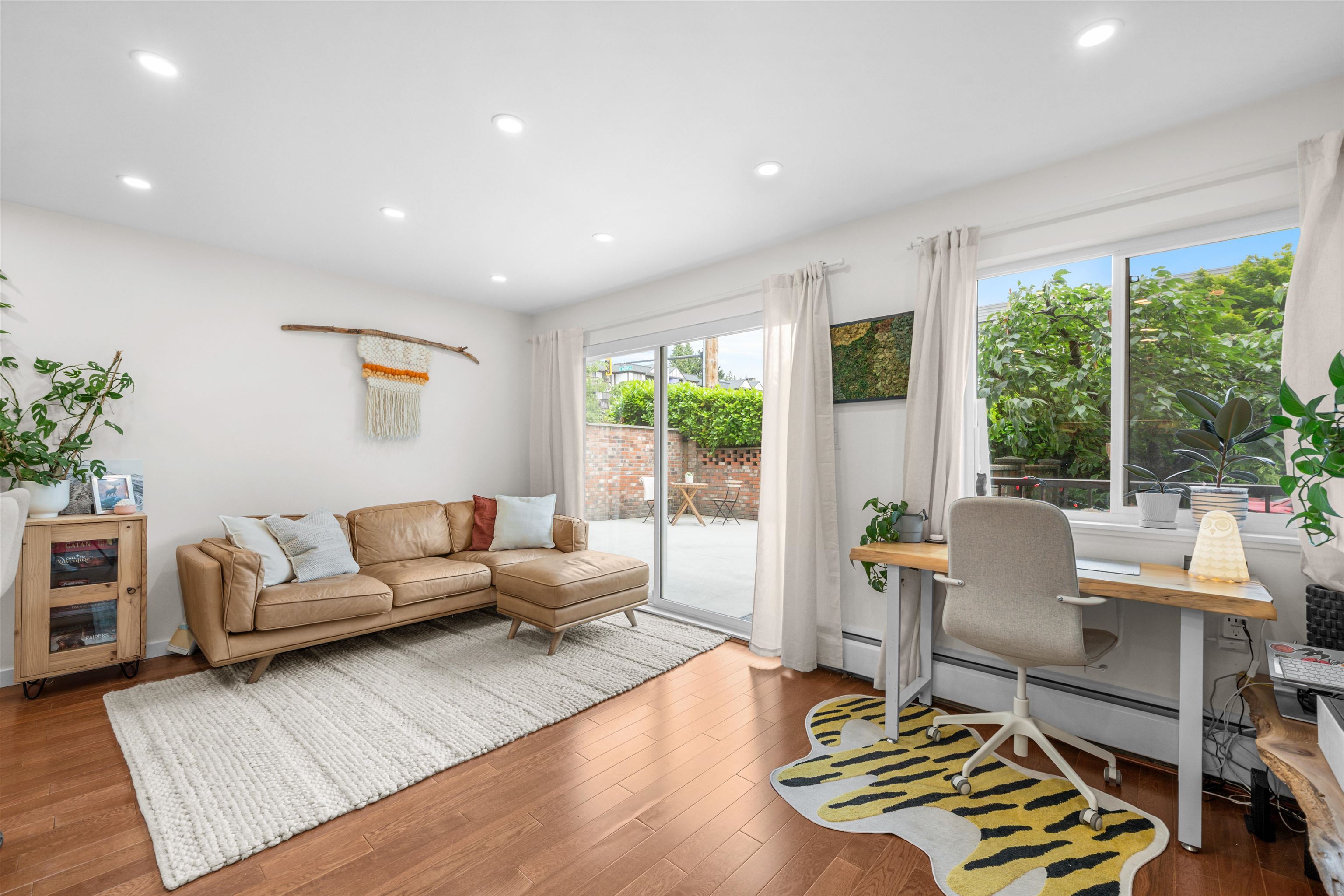 101 241 ST. ANDREWS AVENUE Unit: 101