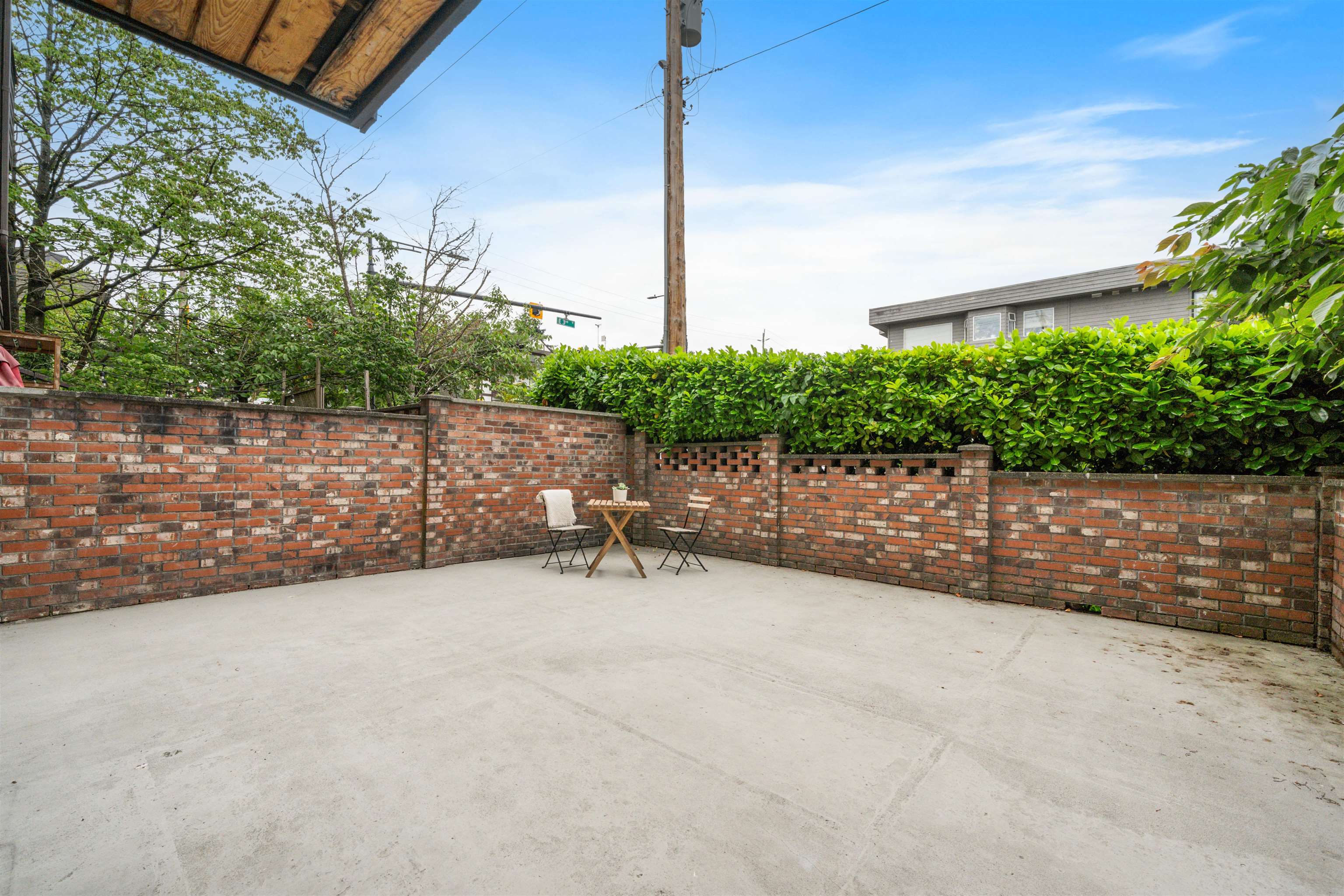 101 241 ST. ANDREWS AVENUE Unit: 101