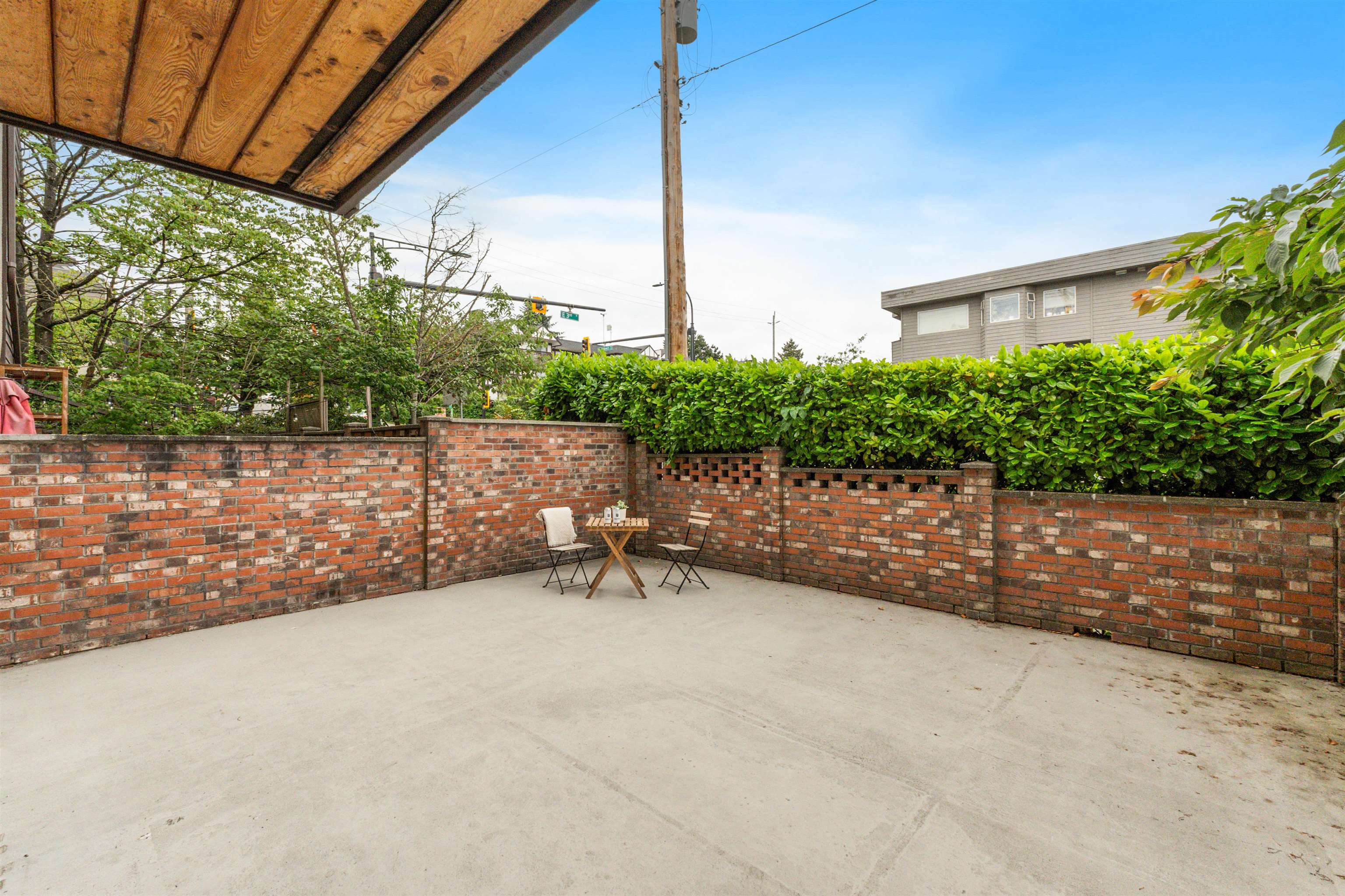 101 241 ST. ANDREWS AVENUE Unit: 101