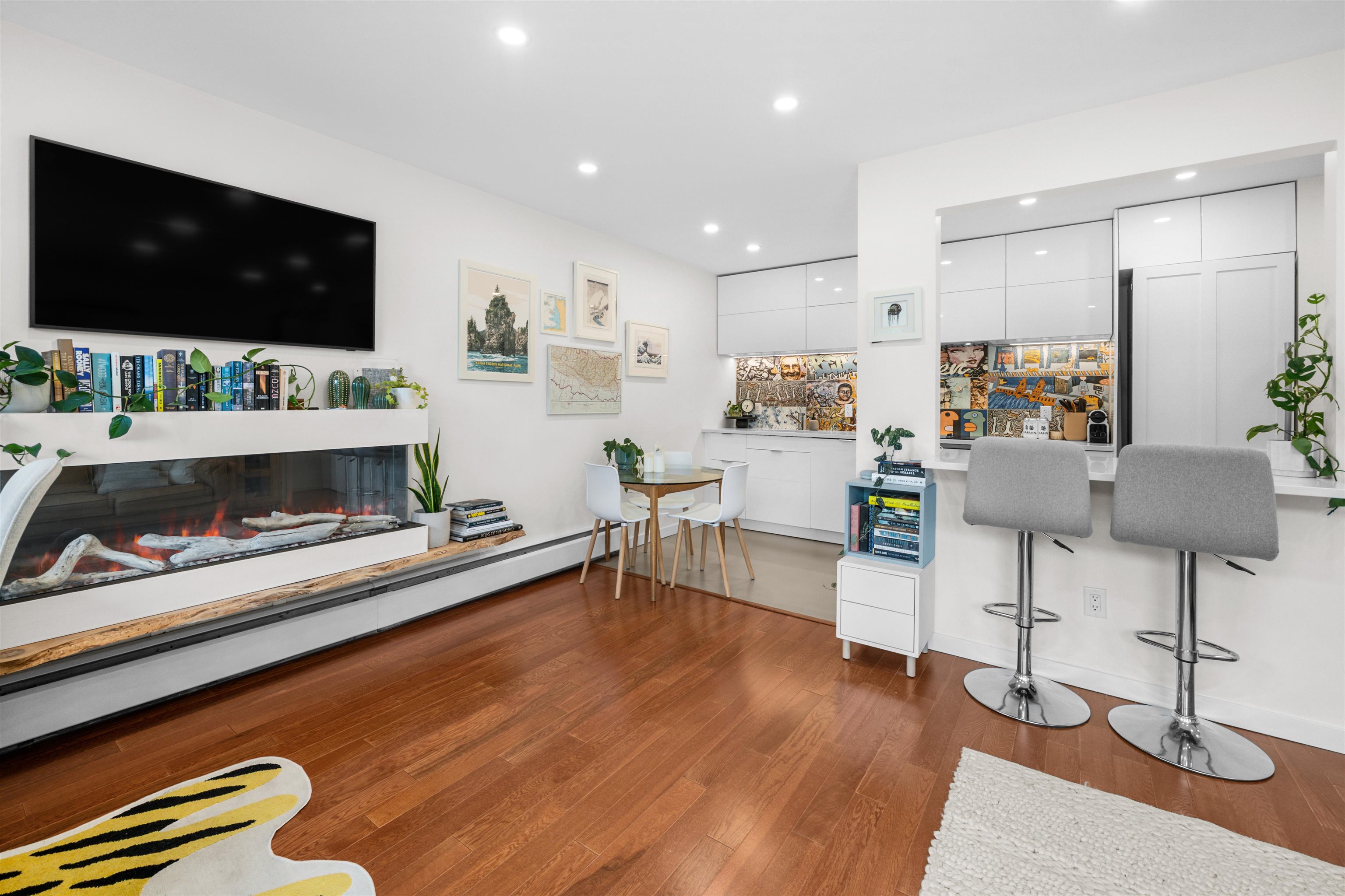 101 241 ST. ANDREWS AVENUE Unit: 101