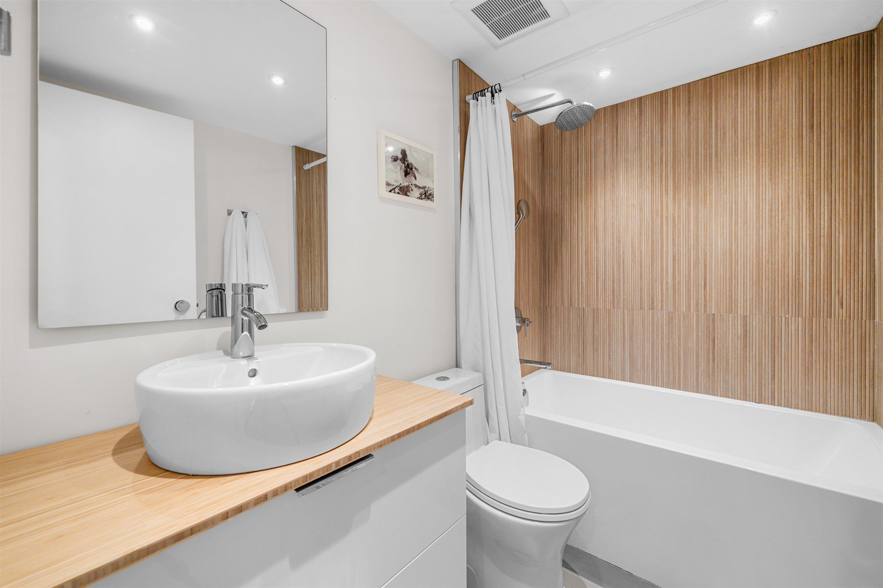 101 241 ST. ANDREWS AVENUE Unit: 101