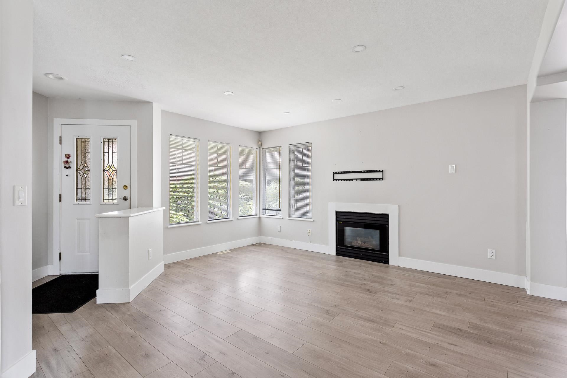 2986 PINETREE CLOSE