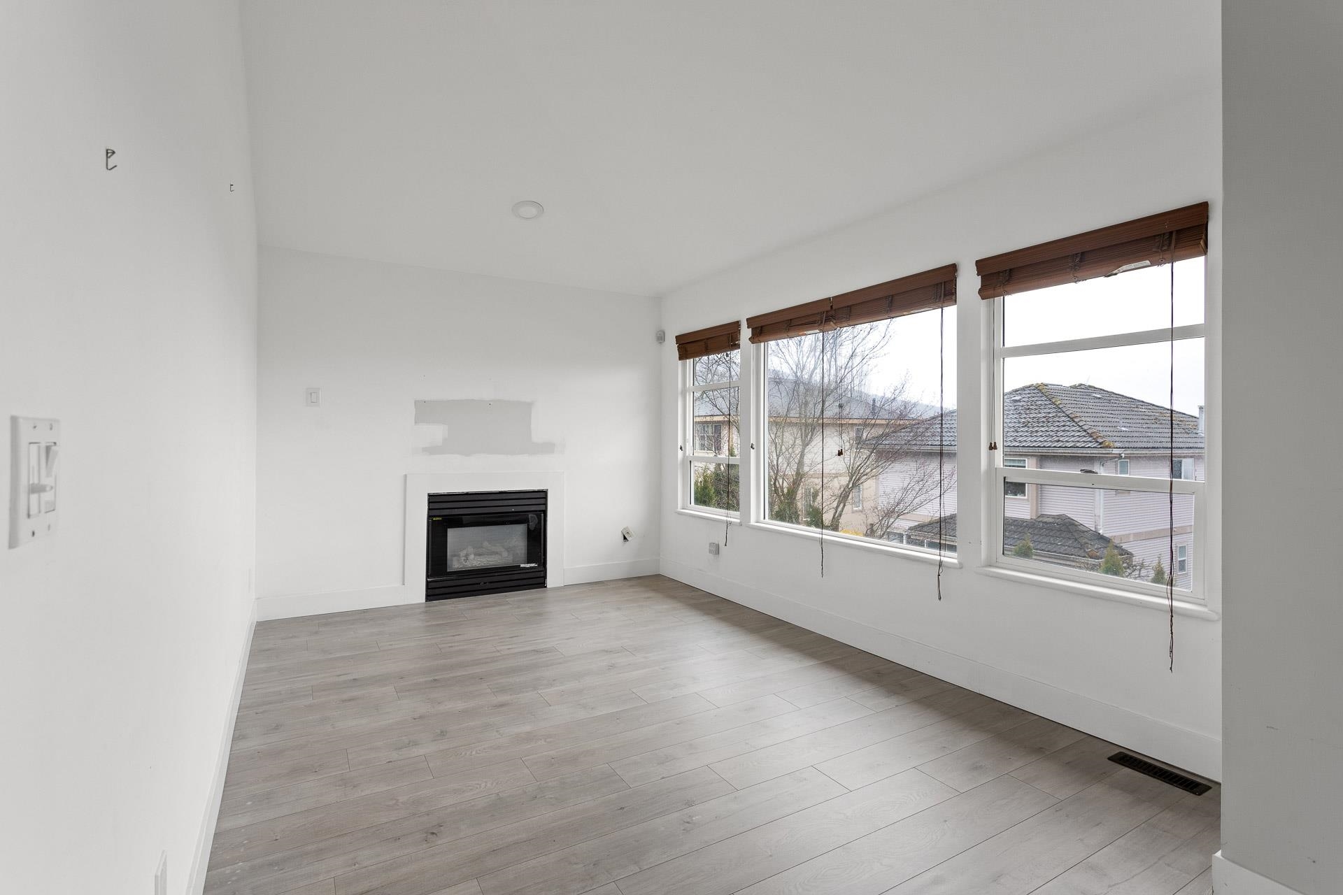2986 PINETREE CLOSE