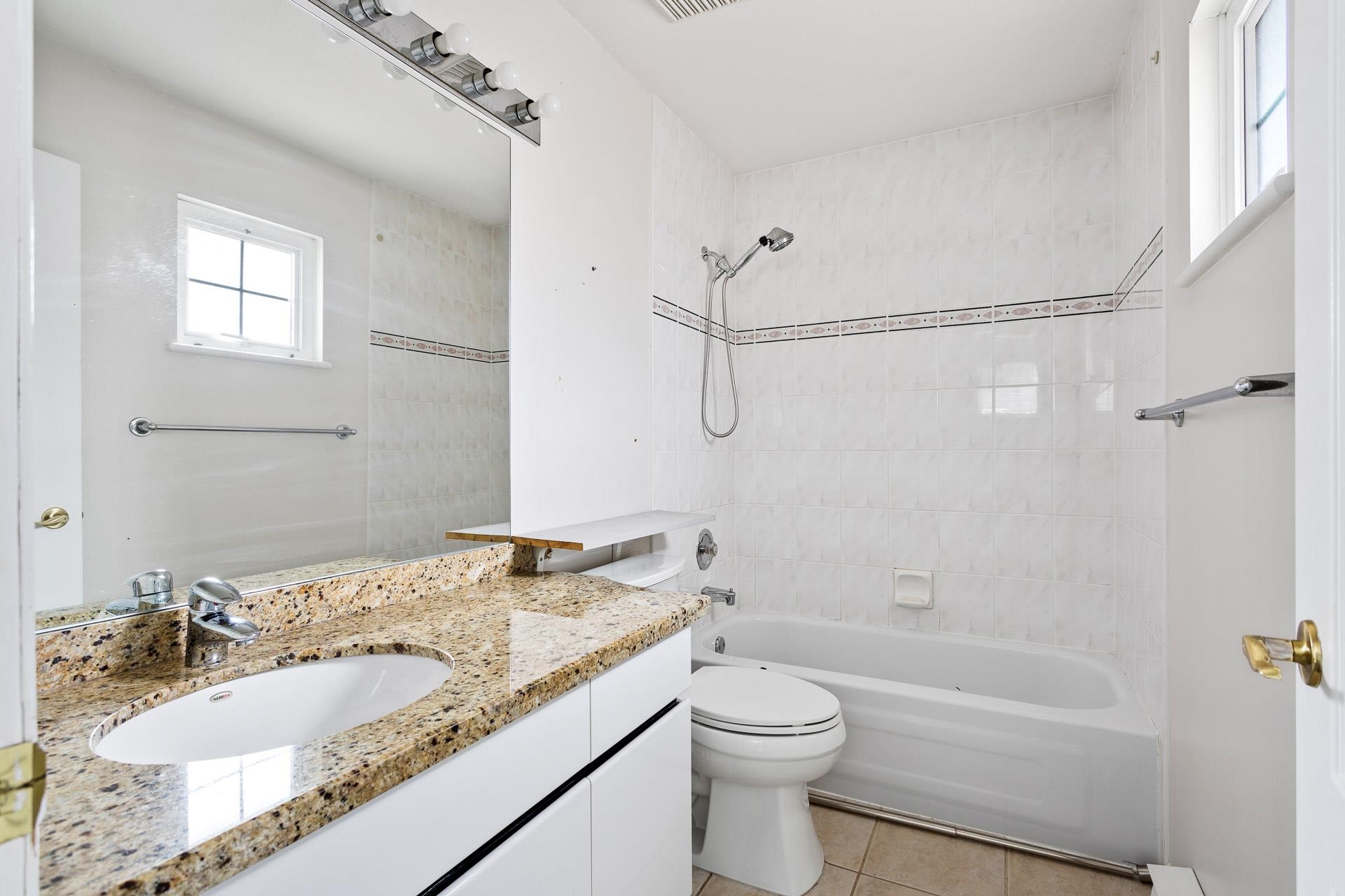 2986 PINETREE CLOSE