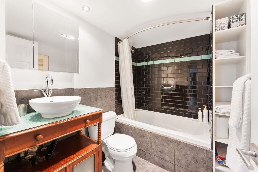 301 650 MOBERLY ROAD Unit: 301