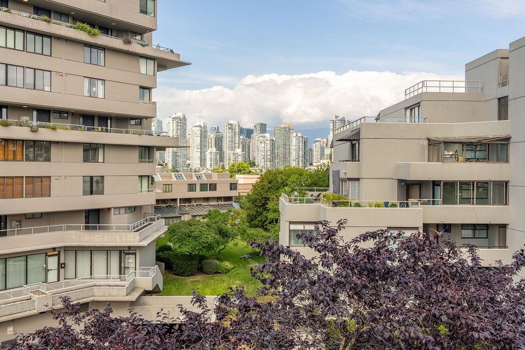 301 650 MOBERLY ROAD Unit: 301