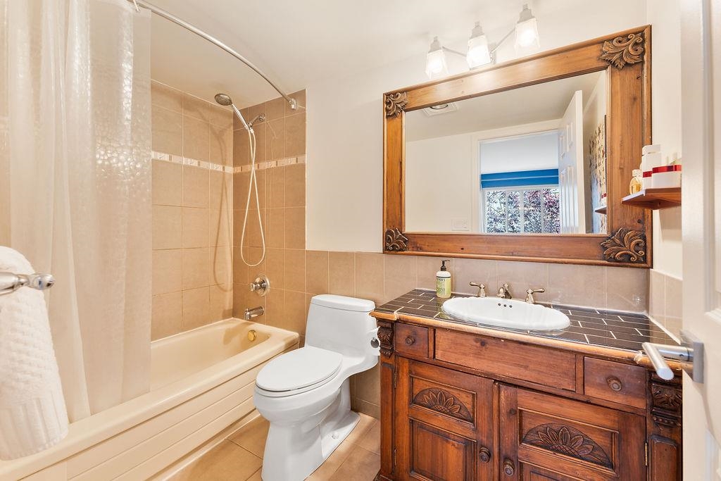 301 650 MOBERLY ROAD Unit: 301