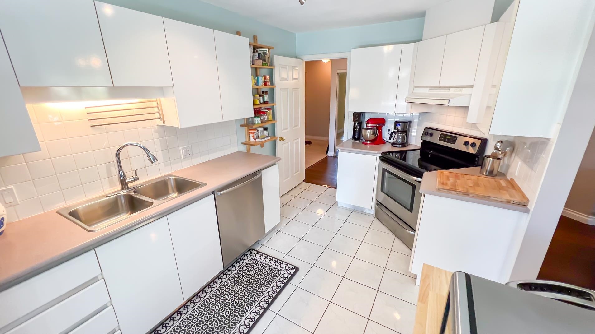 202 15375 17 AVENUE Unit: 202
