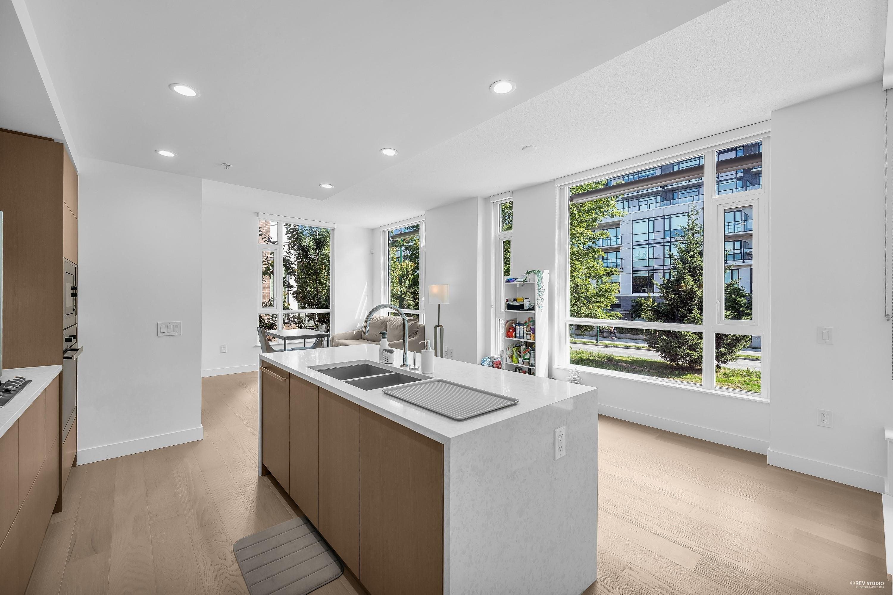 210 469 W KING EDWARD AVENUE Unit: 210