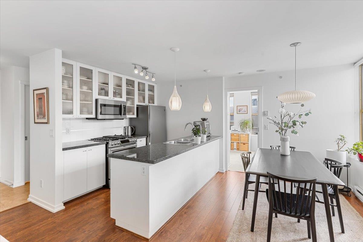 2402 969 RICHARDS STREET Unit: 2402