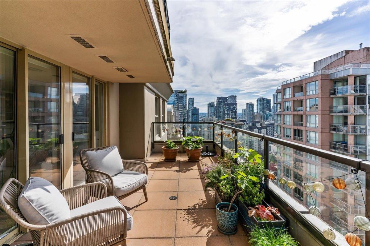 2402 969 RICHARDS STREET Unit: 2402