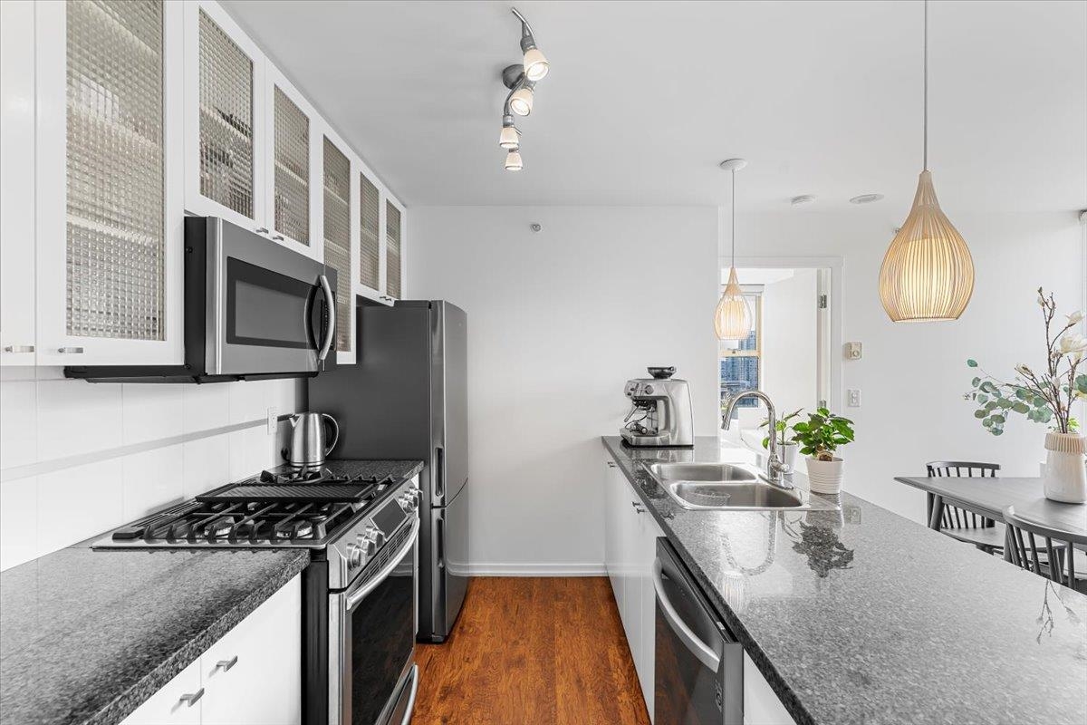 2402 969 RICHARDS STREET Unit: 2402