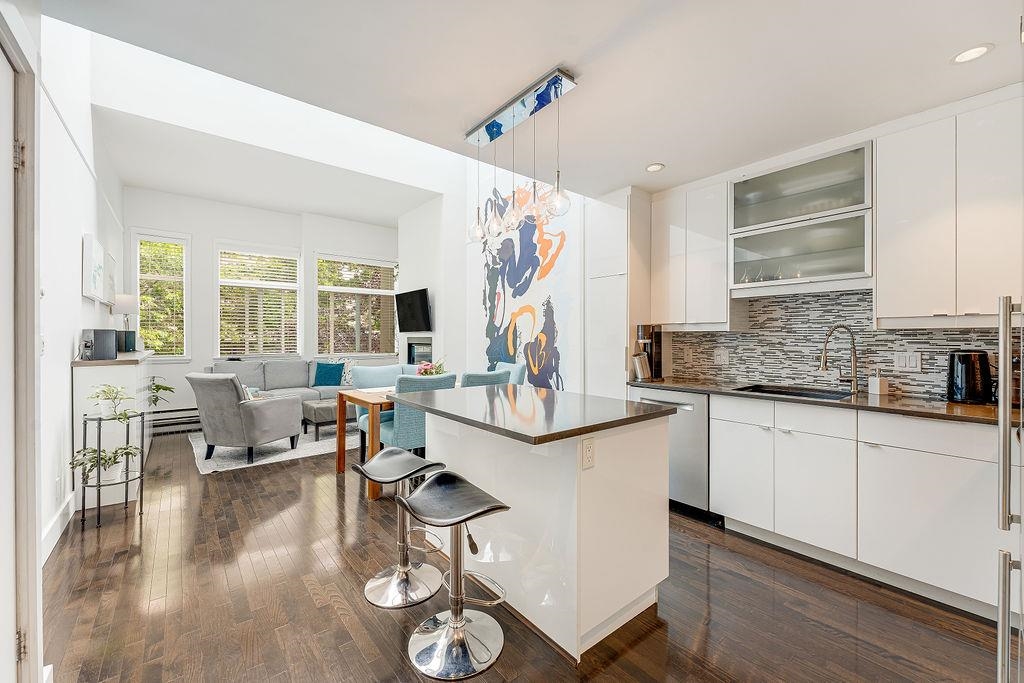 304 650 MOBERLY ROAD Unit: 304
