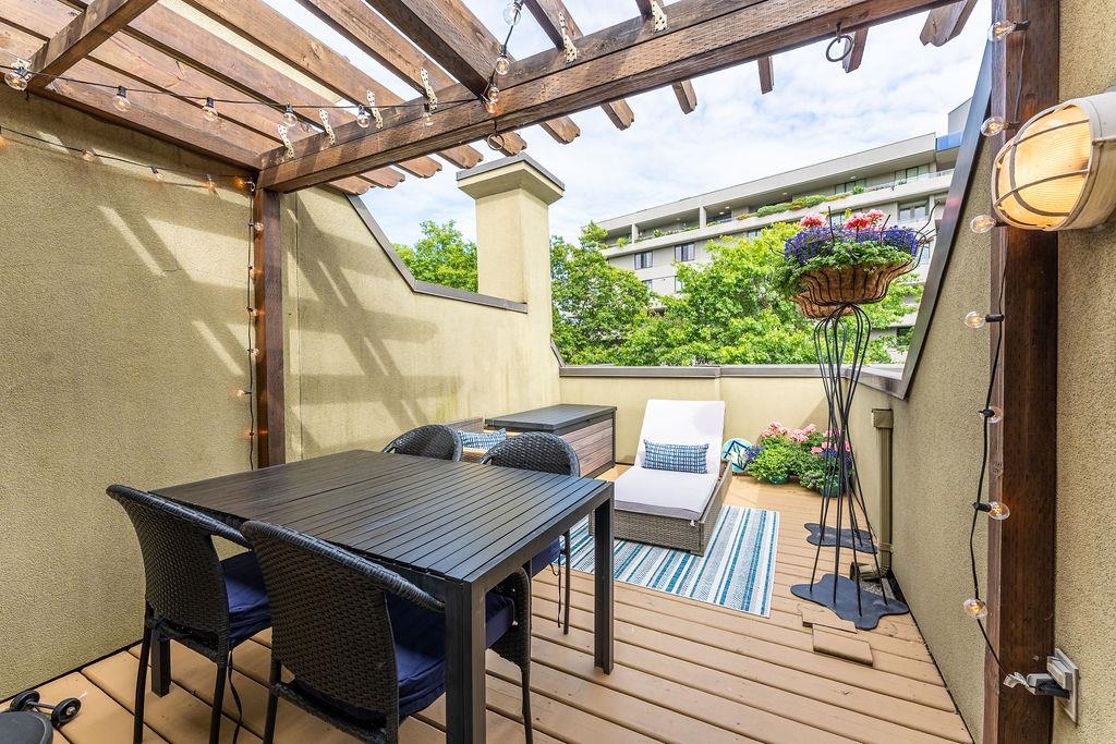 304 650 MOBERLY ROAD Unit: 304
