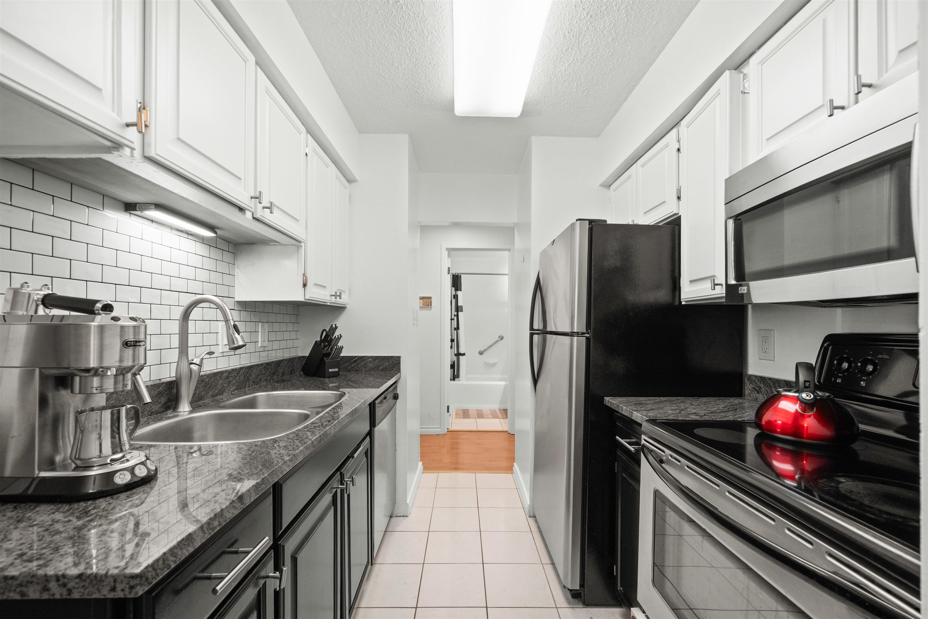 102 708 EIGHTH AVENUE Unit: 102
