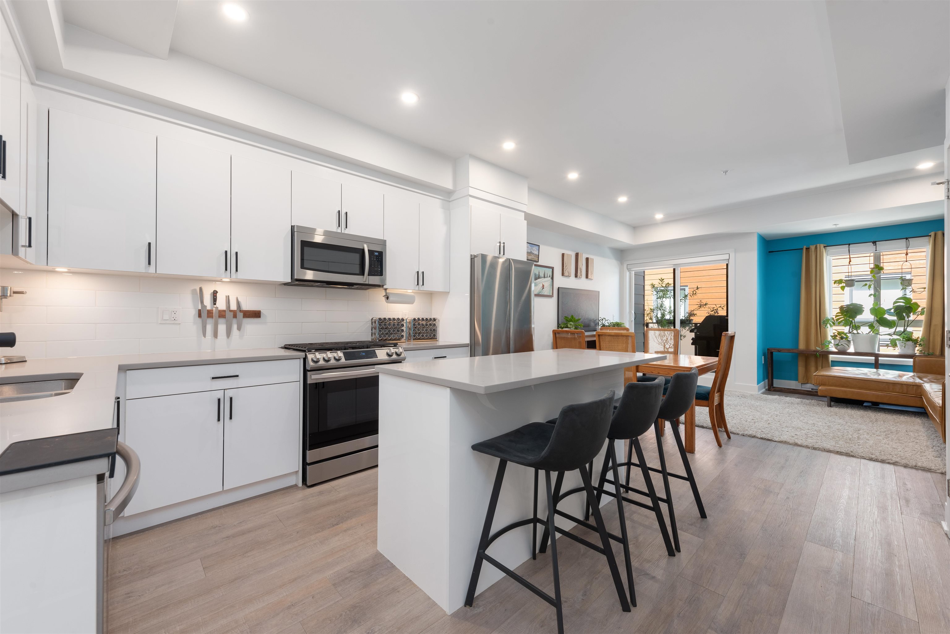 215 37808 THIRD AVENUE Unit: 215