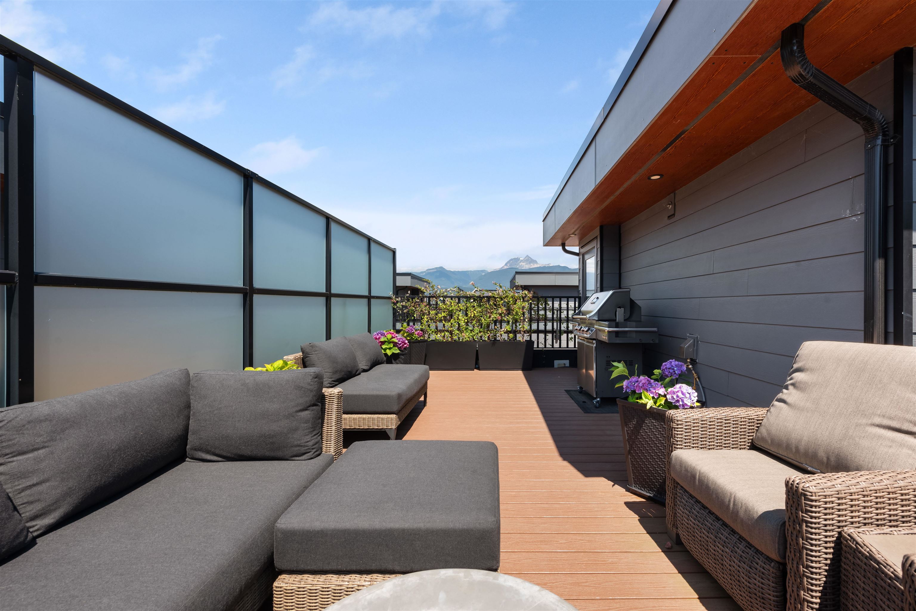 215 37808 THIRD AVENUE Unit: 215