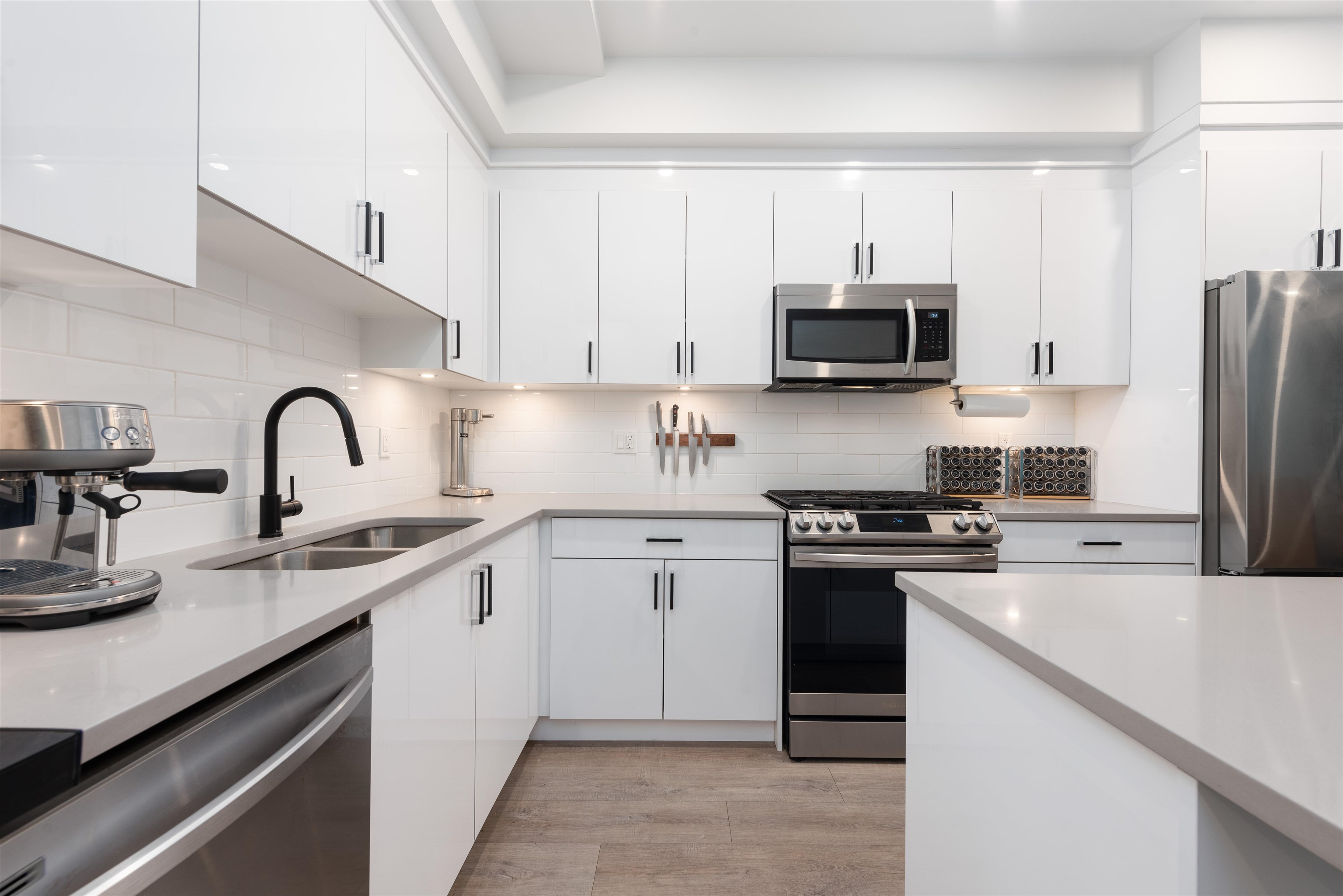 215 37808 THIRD AVENUE Unit: 215