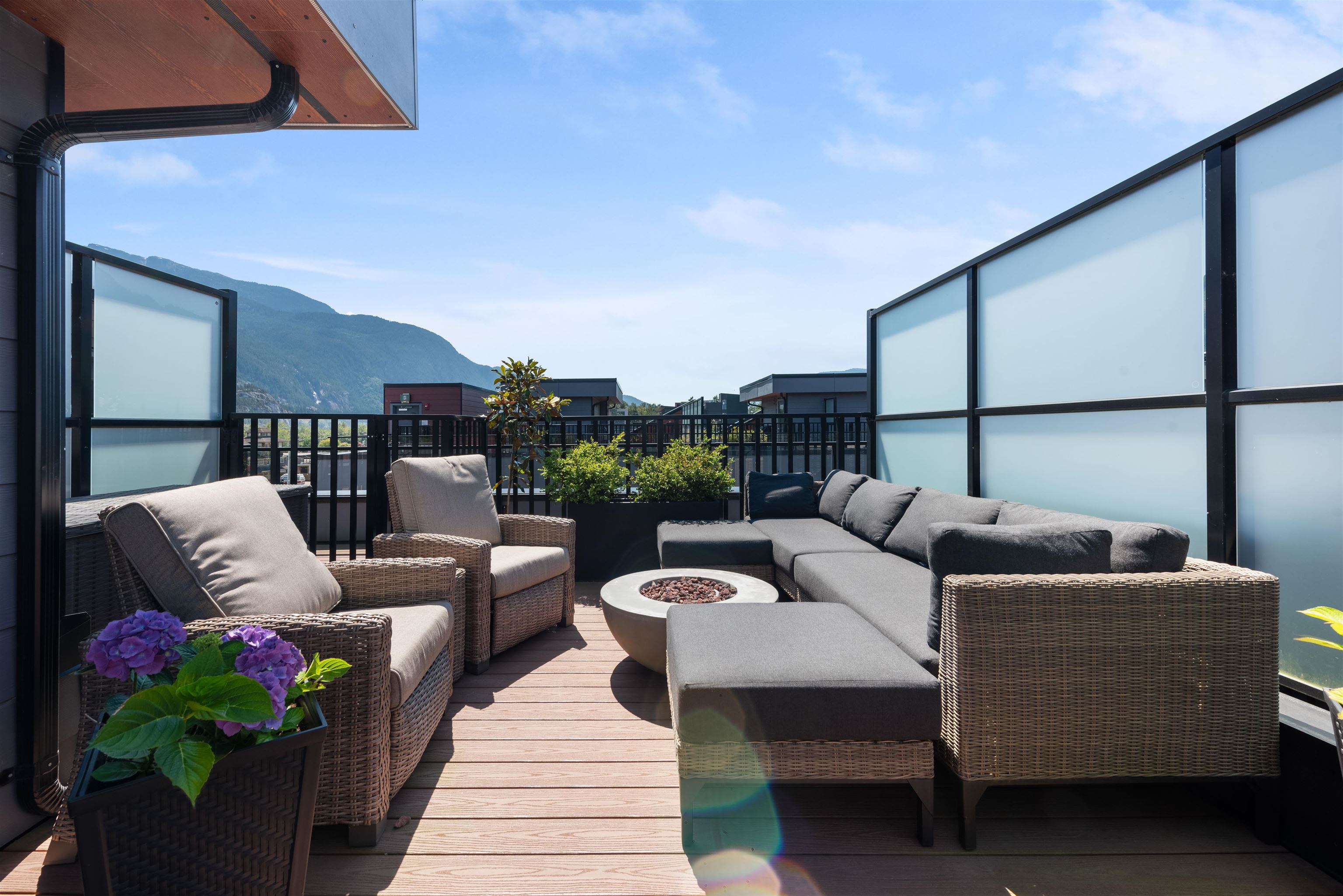 215 37808 THIRD AVENUE Unit: 215