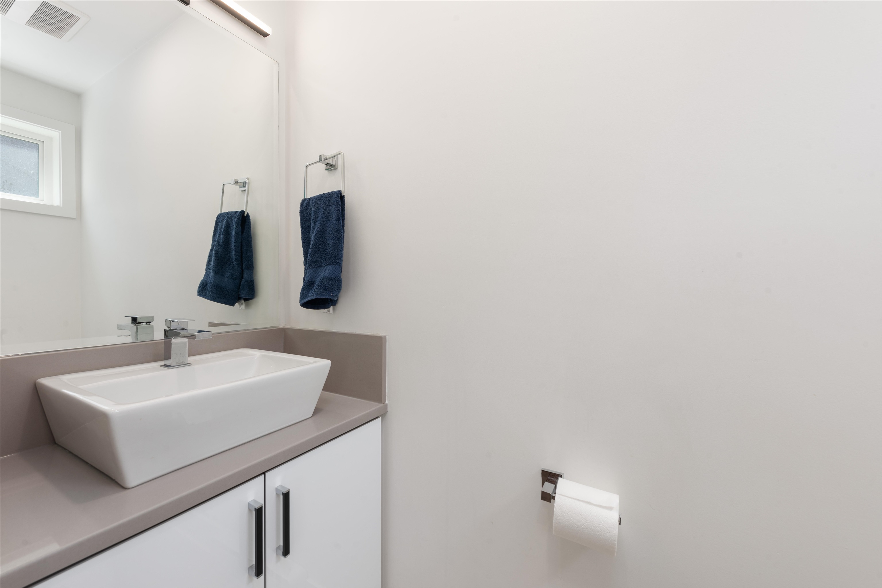 215 37808 THIRD AVENUE Unit: 215