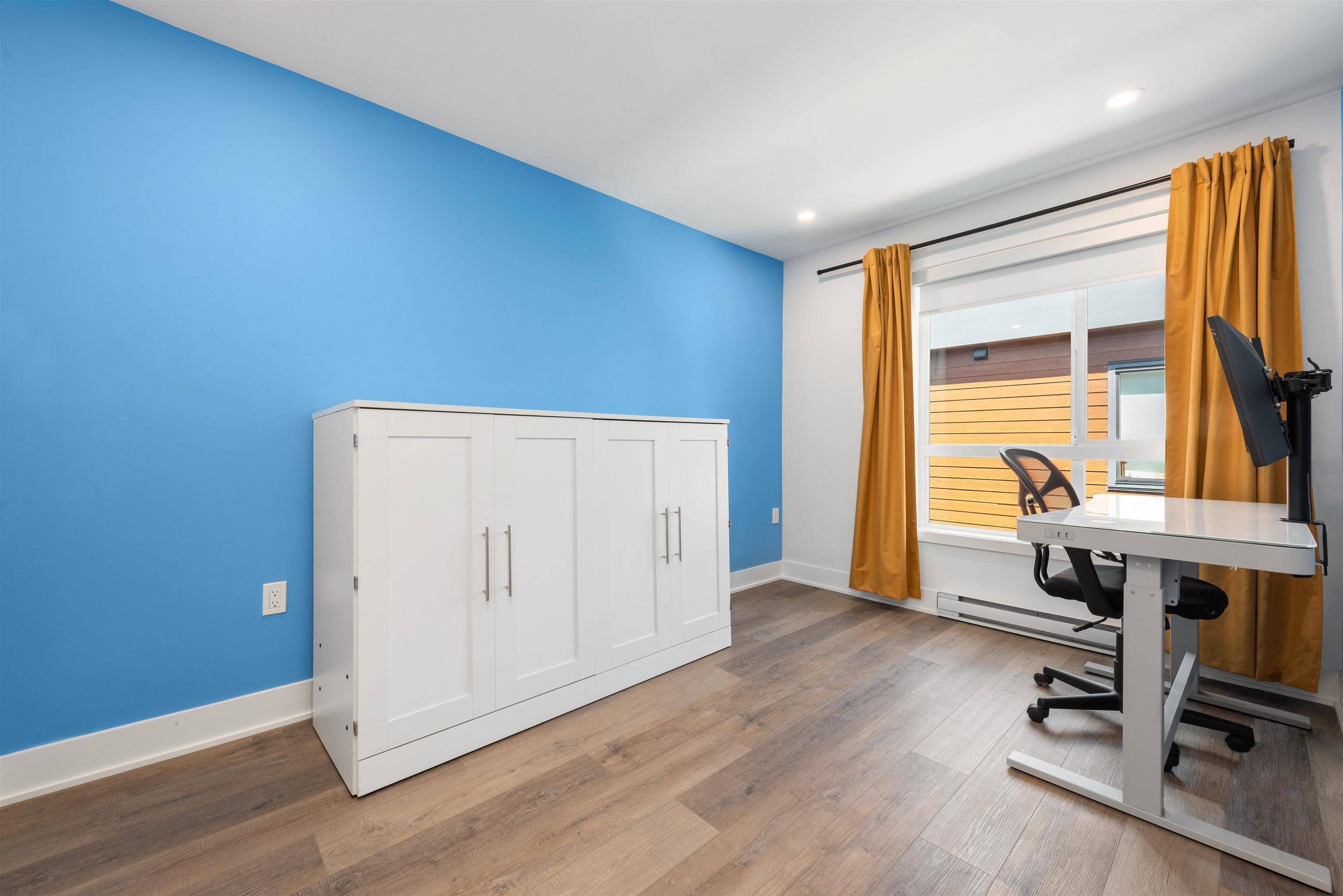 215 37808 THIRD AVENUE Unit: 215