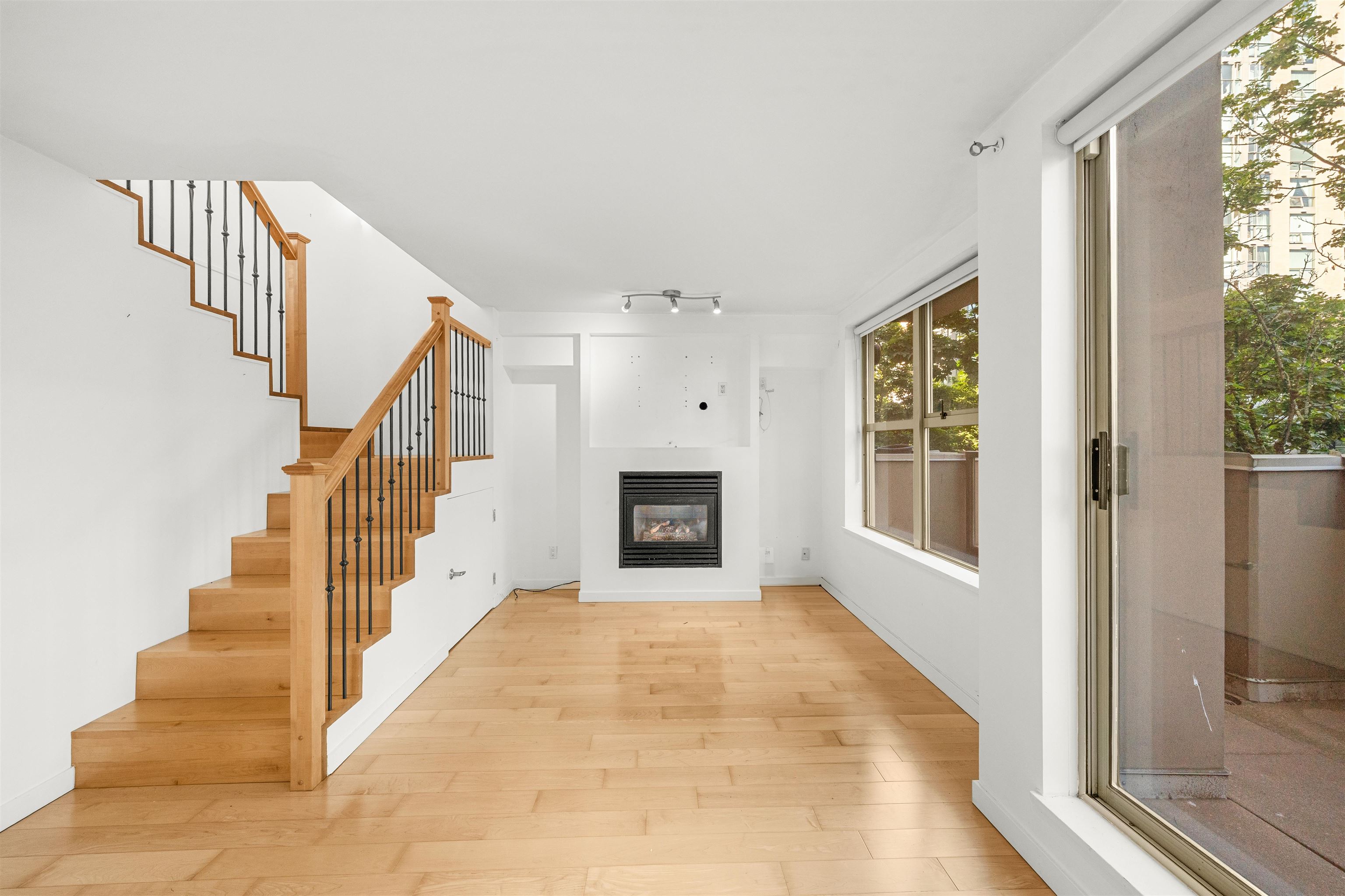 TH8 989 RICHARDS STREET Unit: TH8