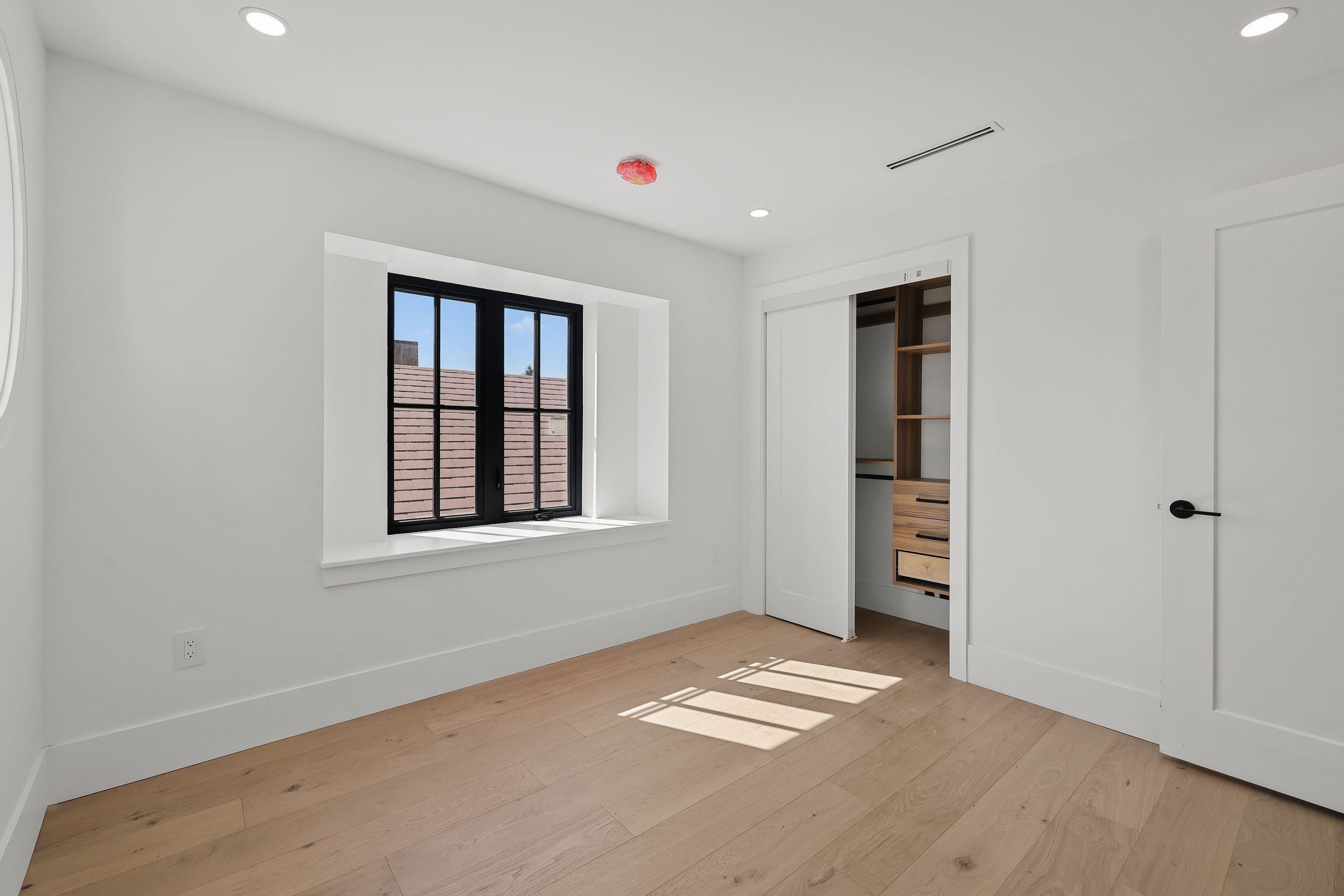 1 2565 DUNDAS STREET Unit: 1
