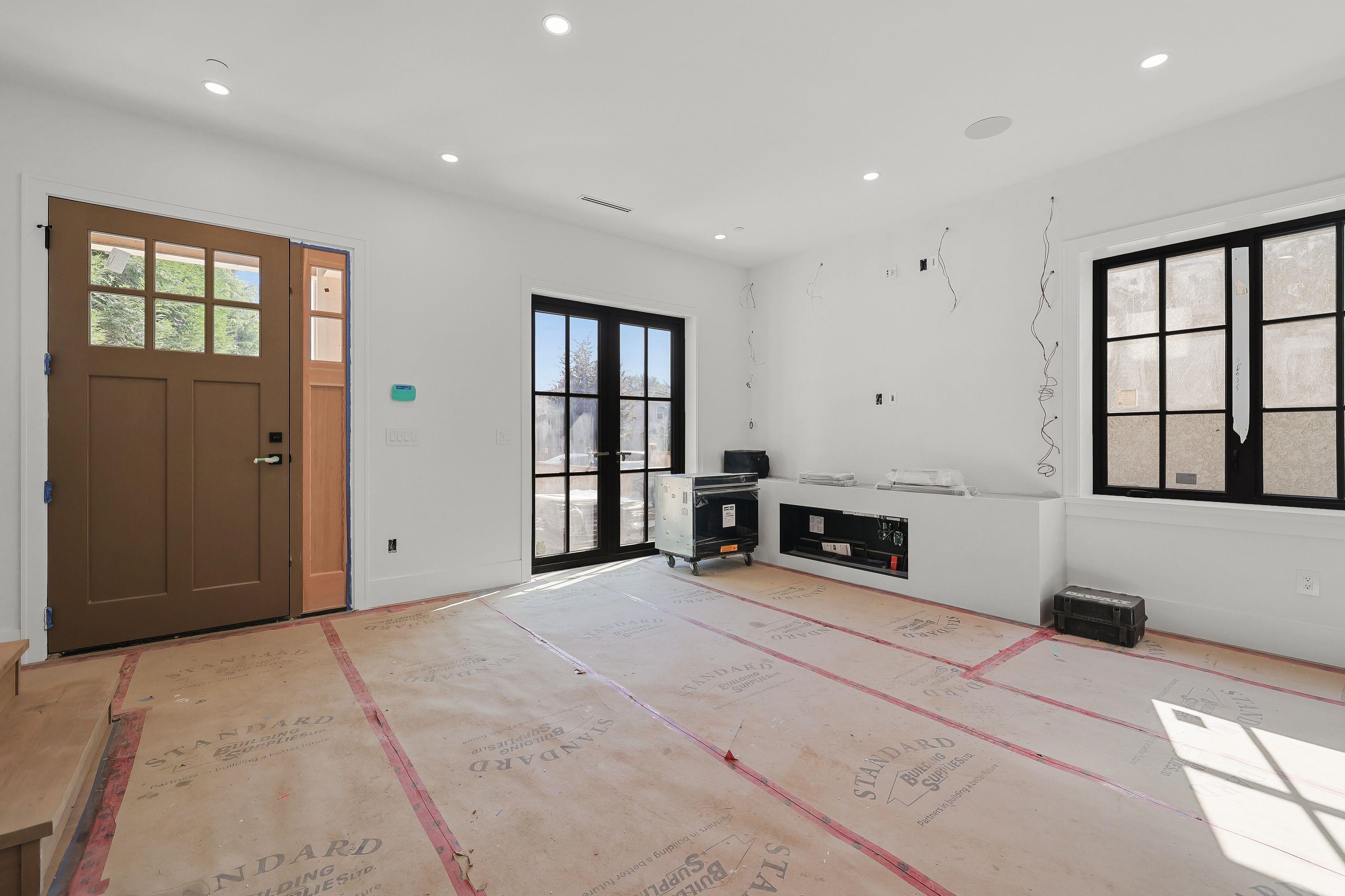 1 2565 DUNDAS STREET Unit: 1