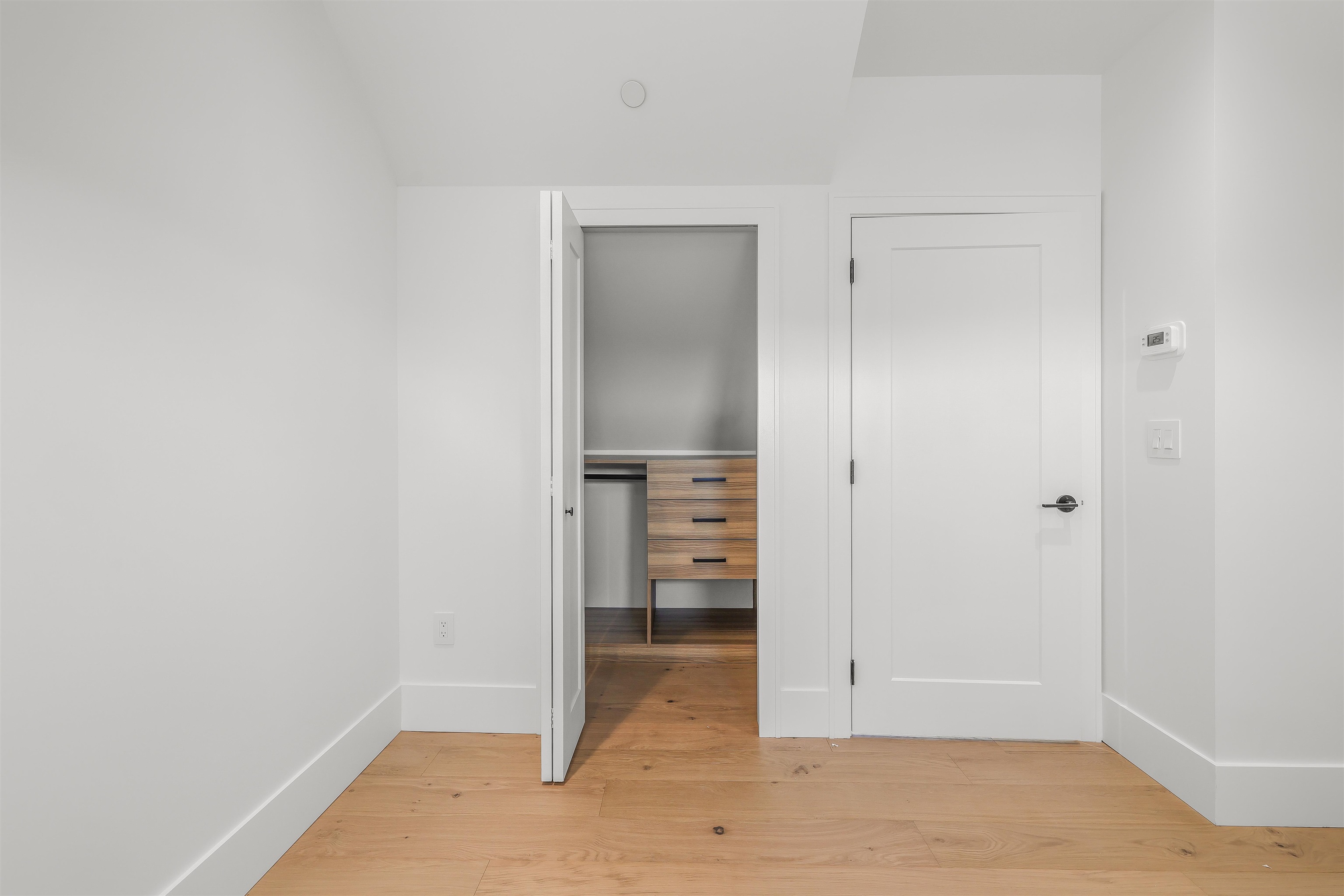 1 2565 DUNDAS STREET Unit: 1