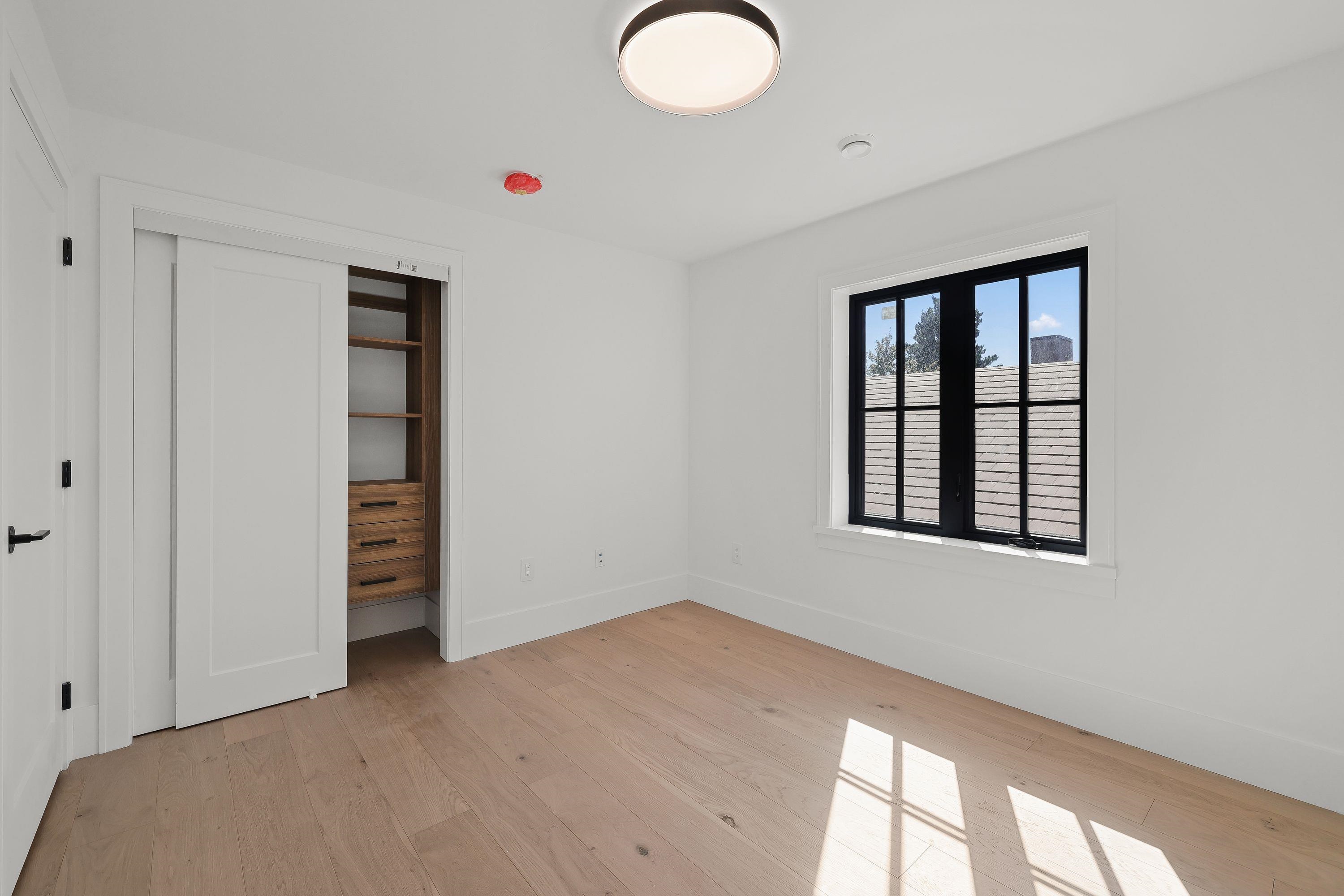 1 2565 DUNDAS STREET Unit: 1