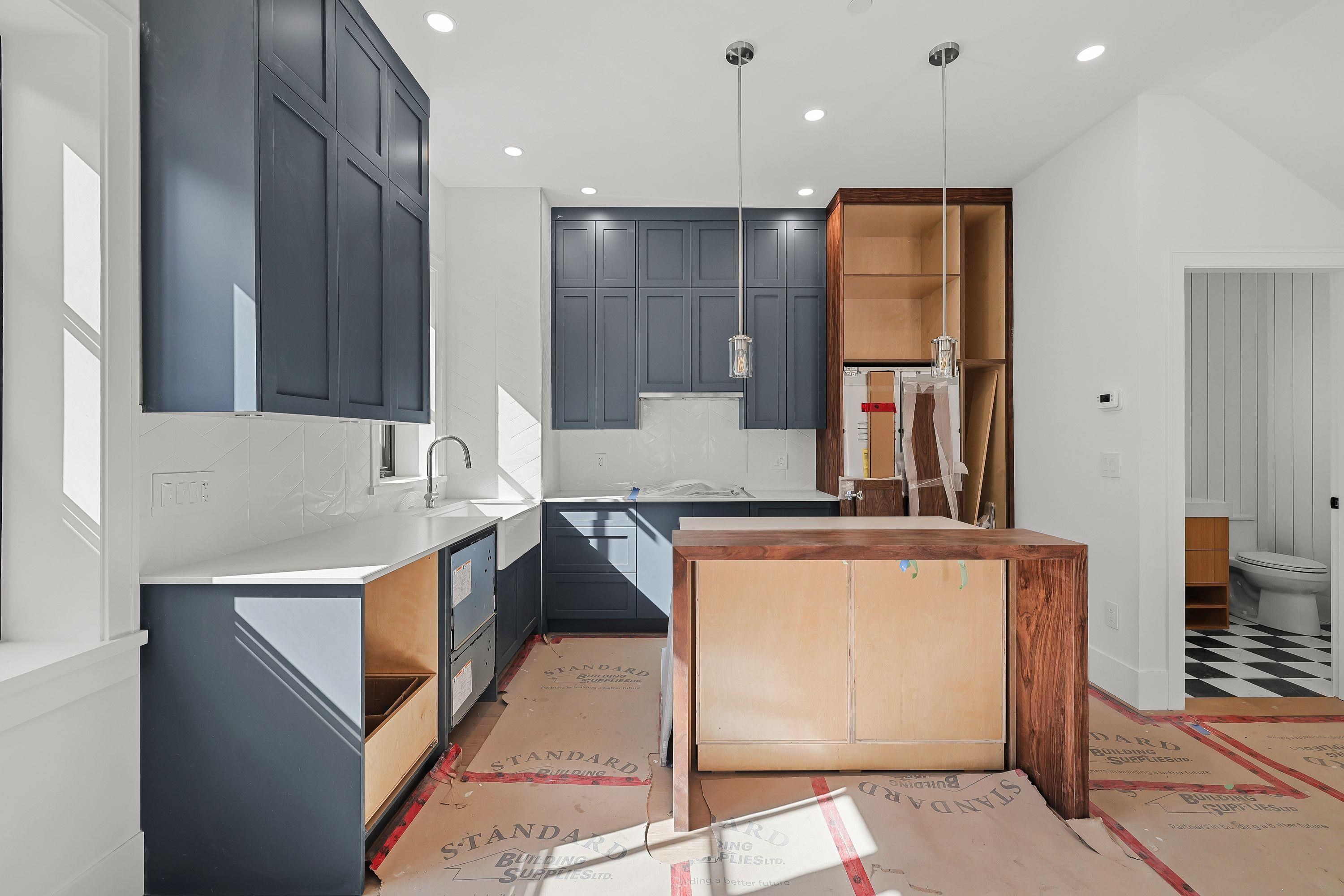 1 2565 DUNDAS STREET Unit: 1