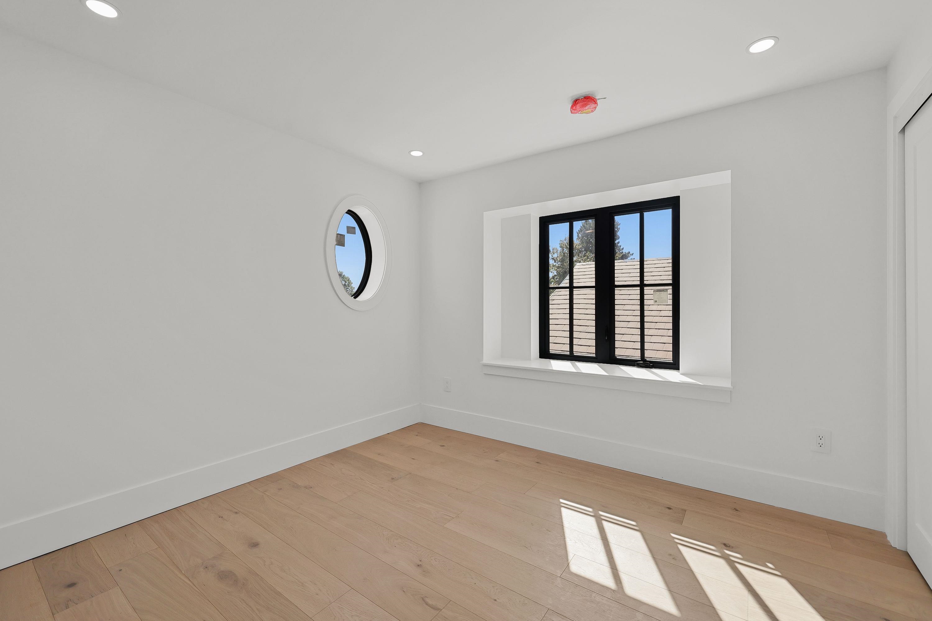 1 2565 DUNDAS STREET Unit: 1