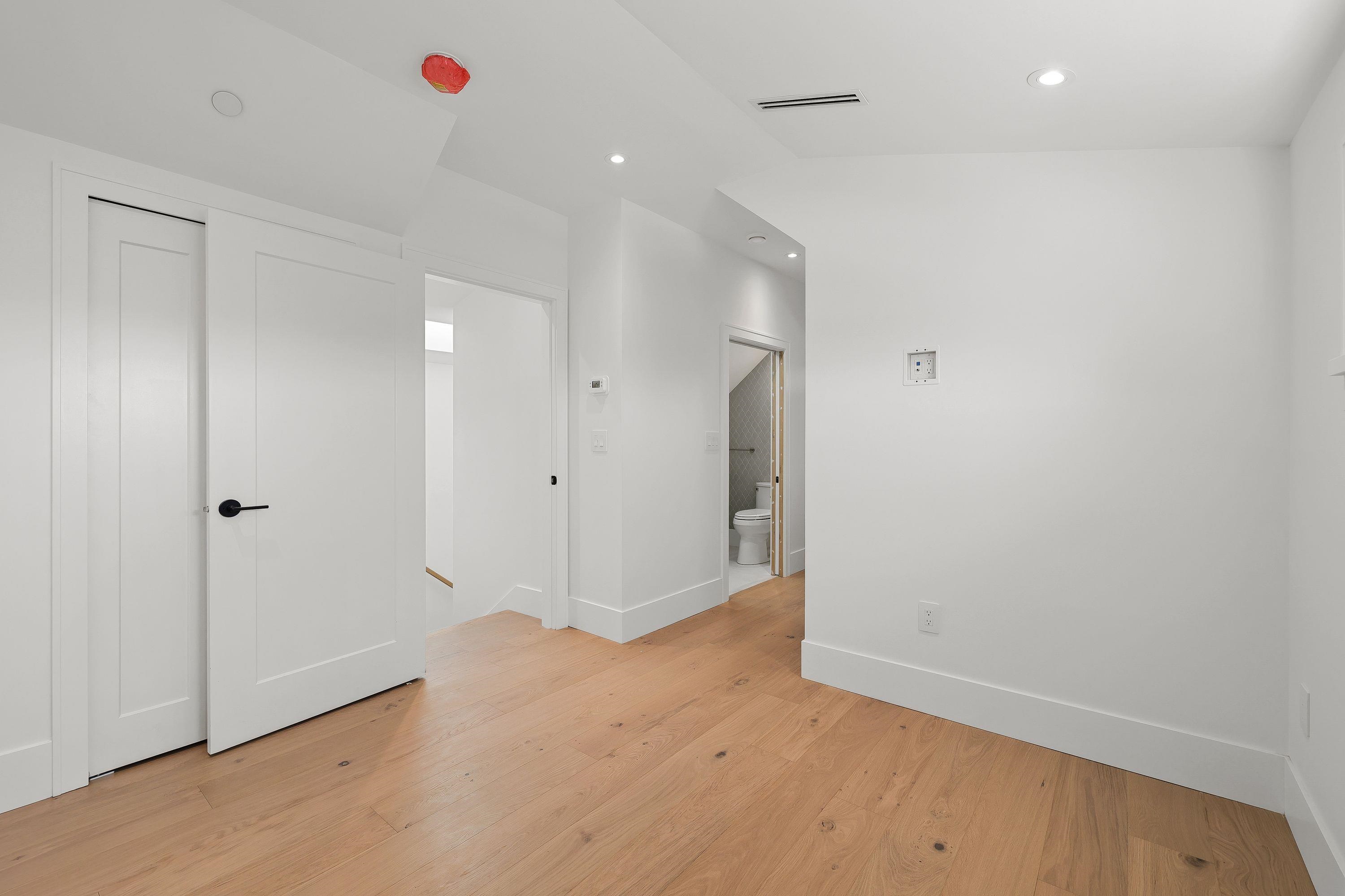 1 2565 DUNDAS STREET Unit: 1