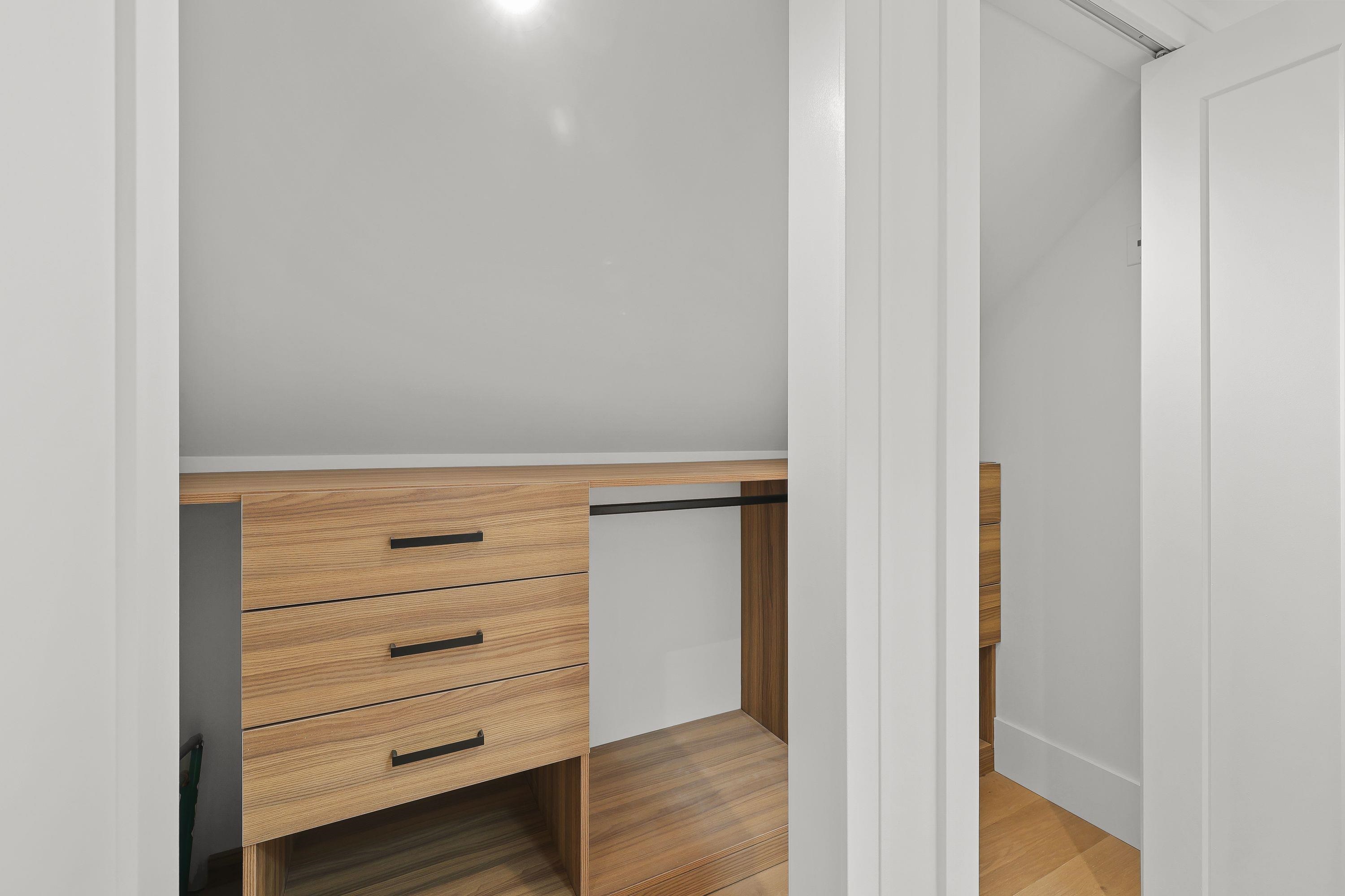 1 2565 DUNDAS STREET Unit: 1