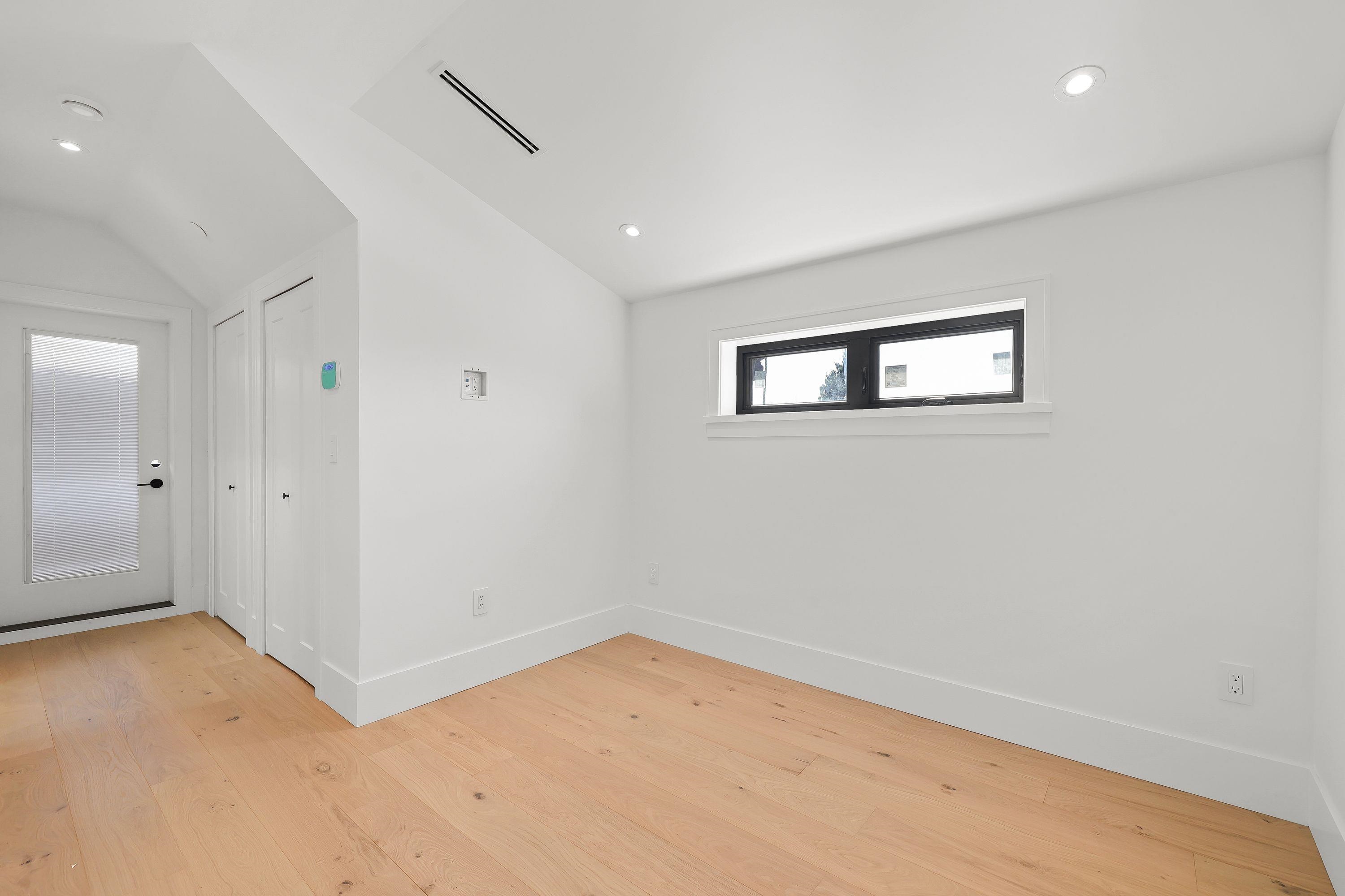 1 2565 DUNDAS STREET Unit: 1