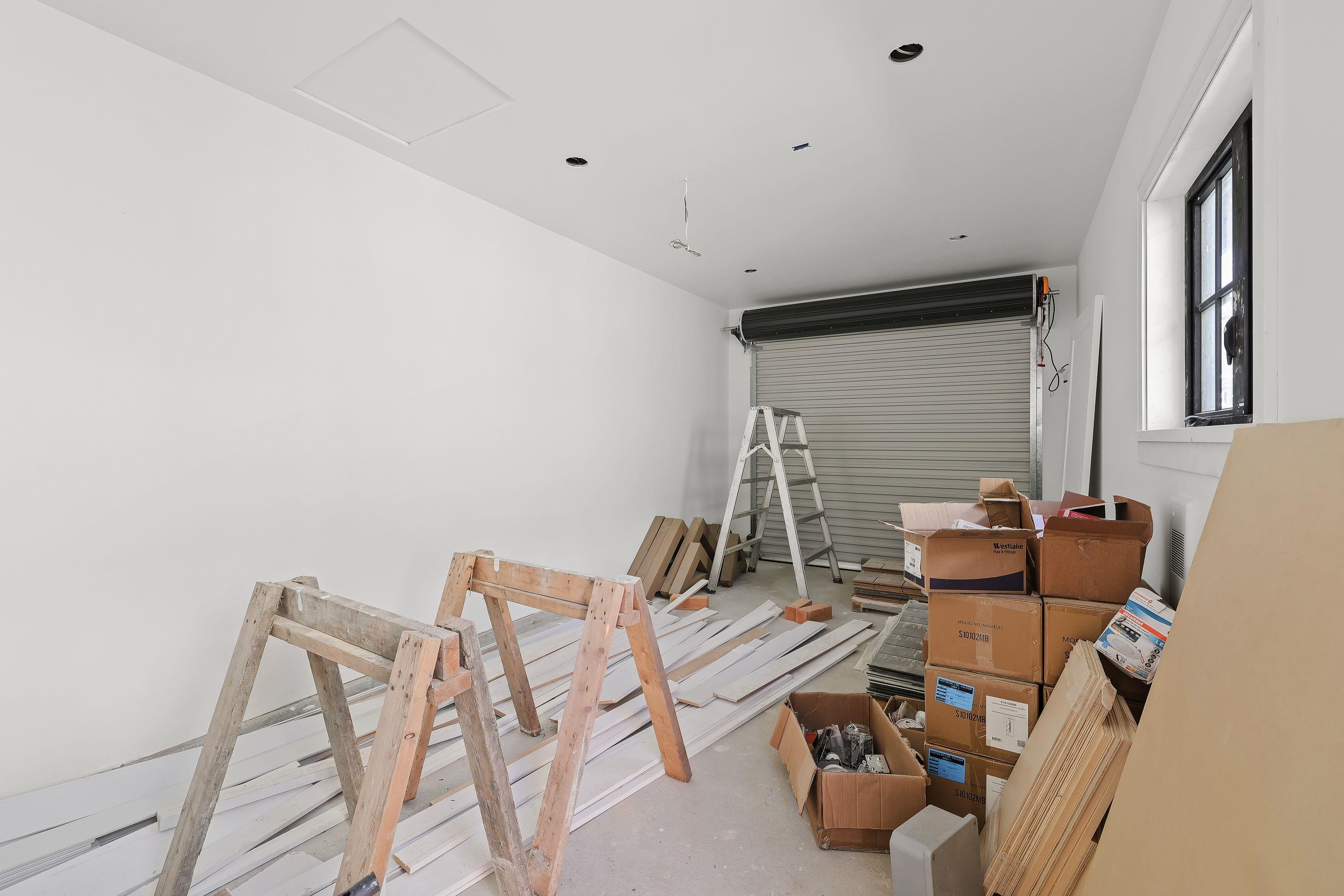 1 2565 DUNDAS STREET Unit: 1