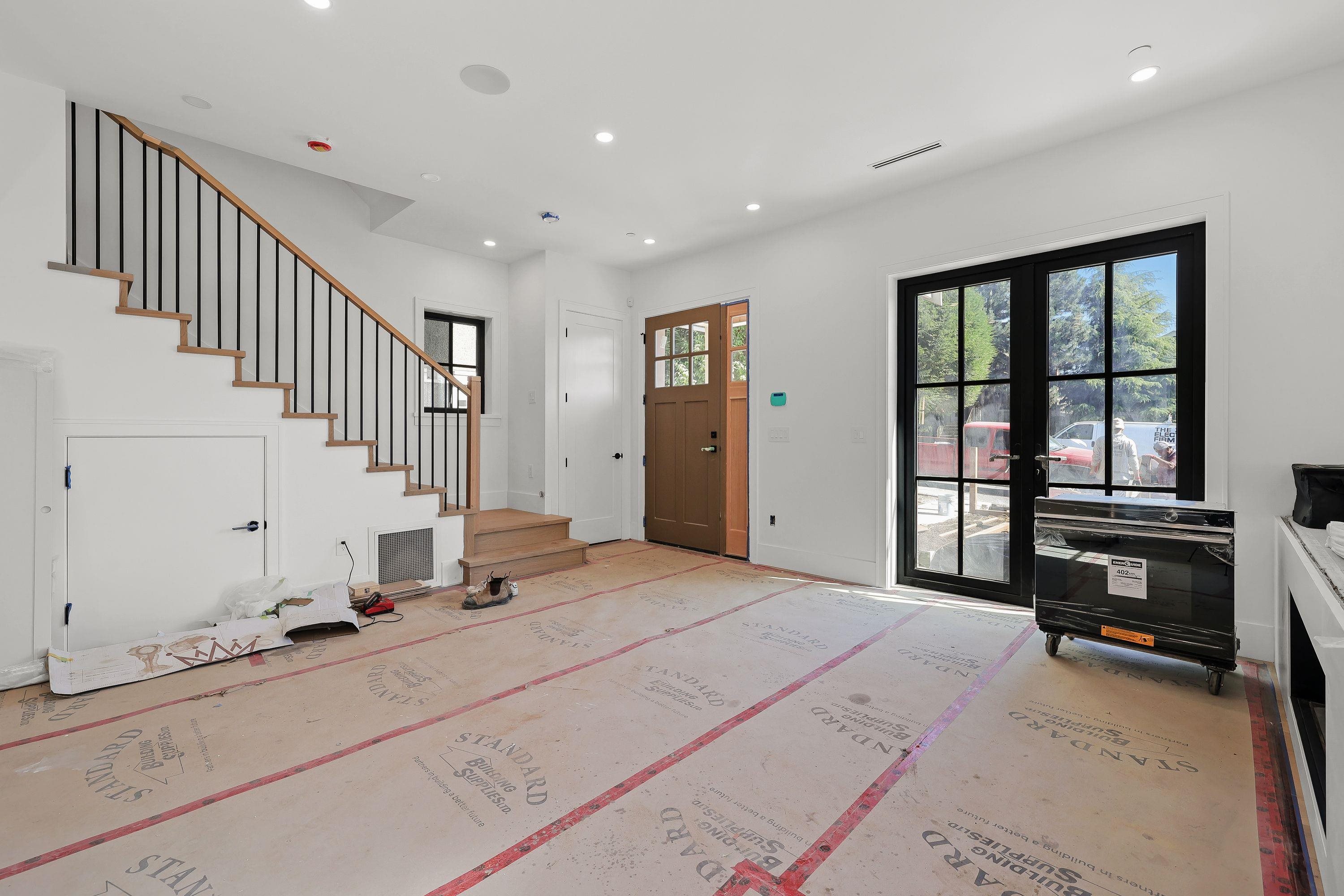1 2565 DUNDAS STREET Unit: 1