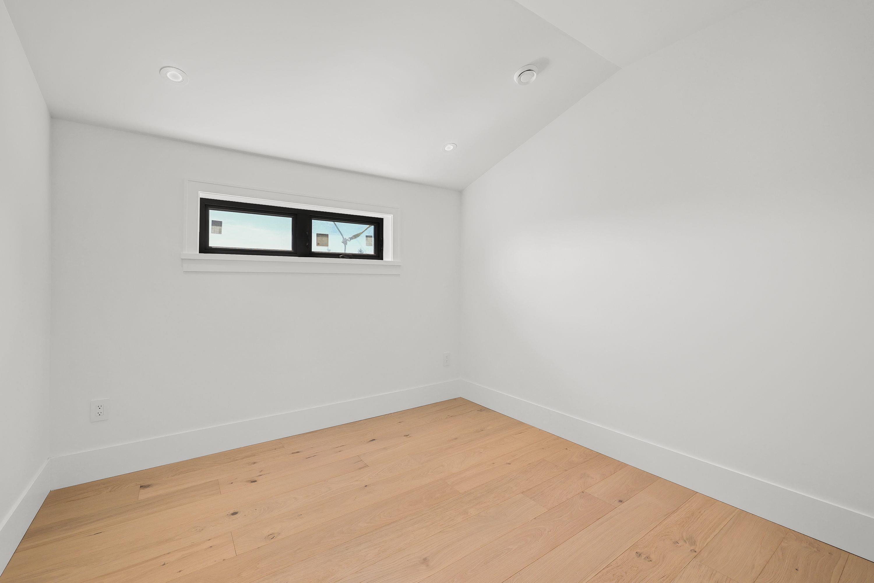 1 2565 DUNDAS STREET Unit: 1